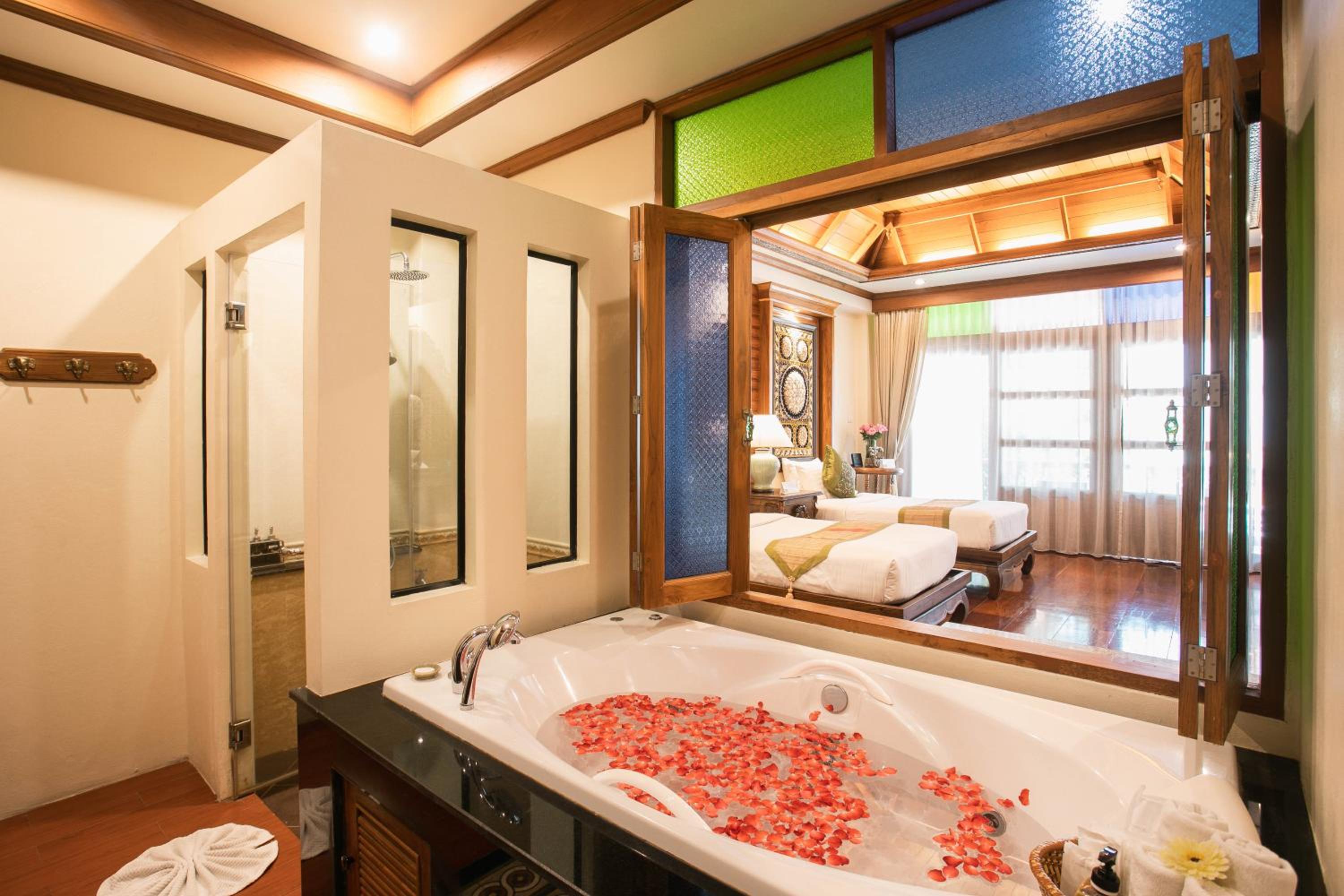 Luxury Twin Bed with Spa bathtub and Private Balcony