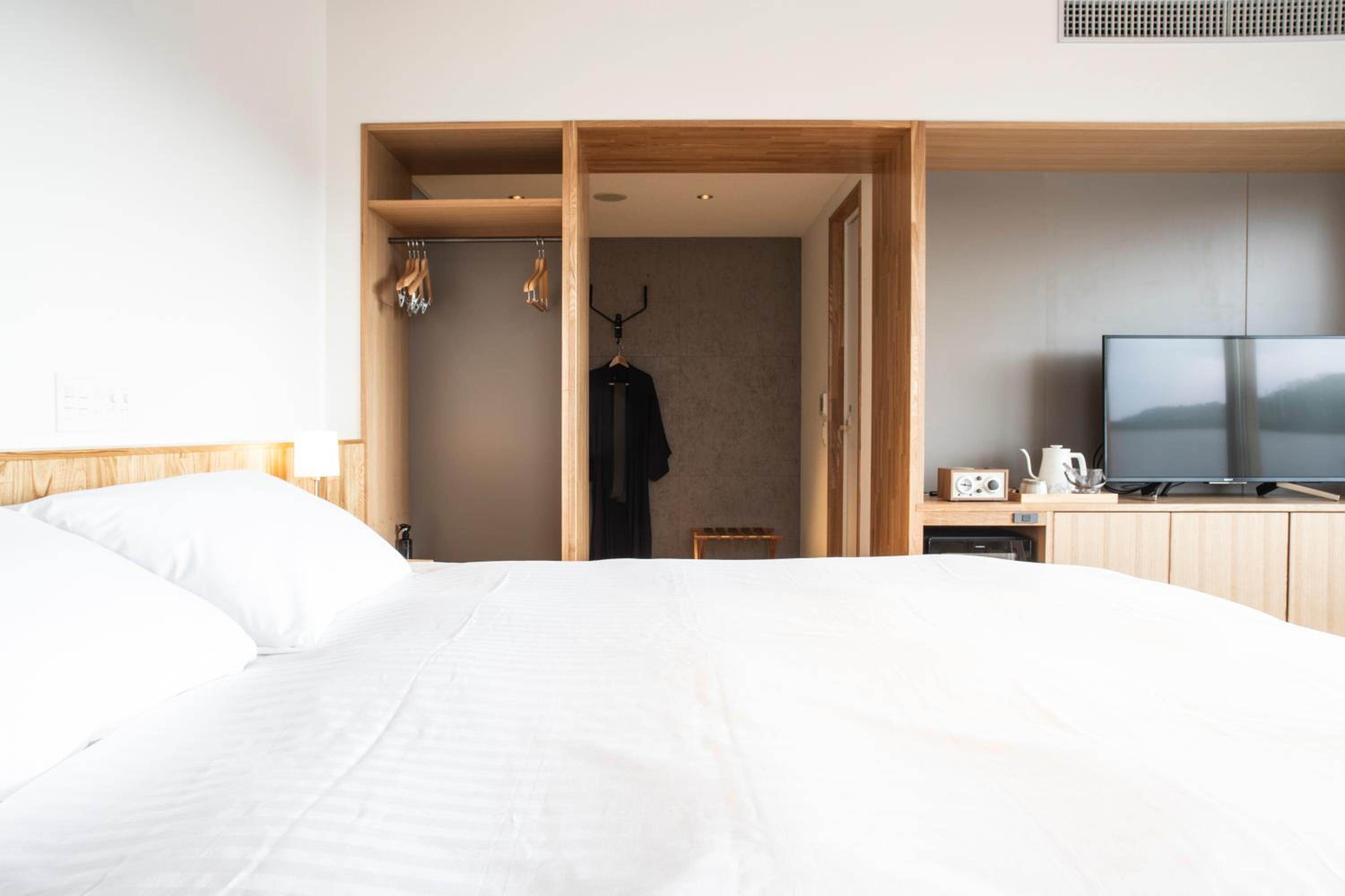 King Room with Balcony - Photo 2