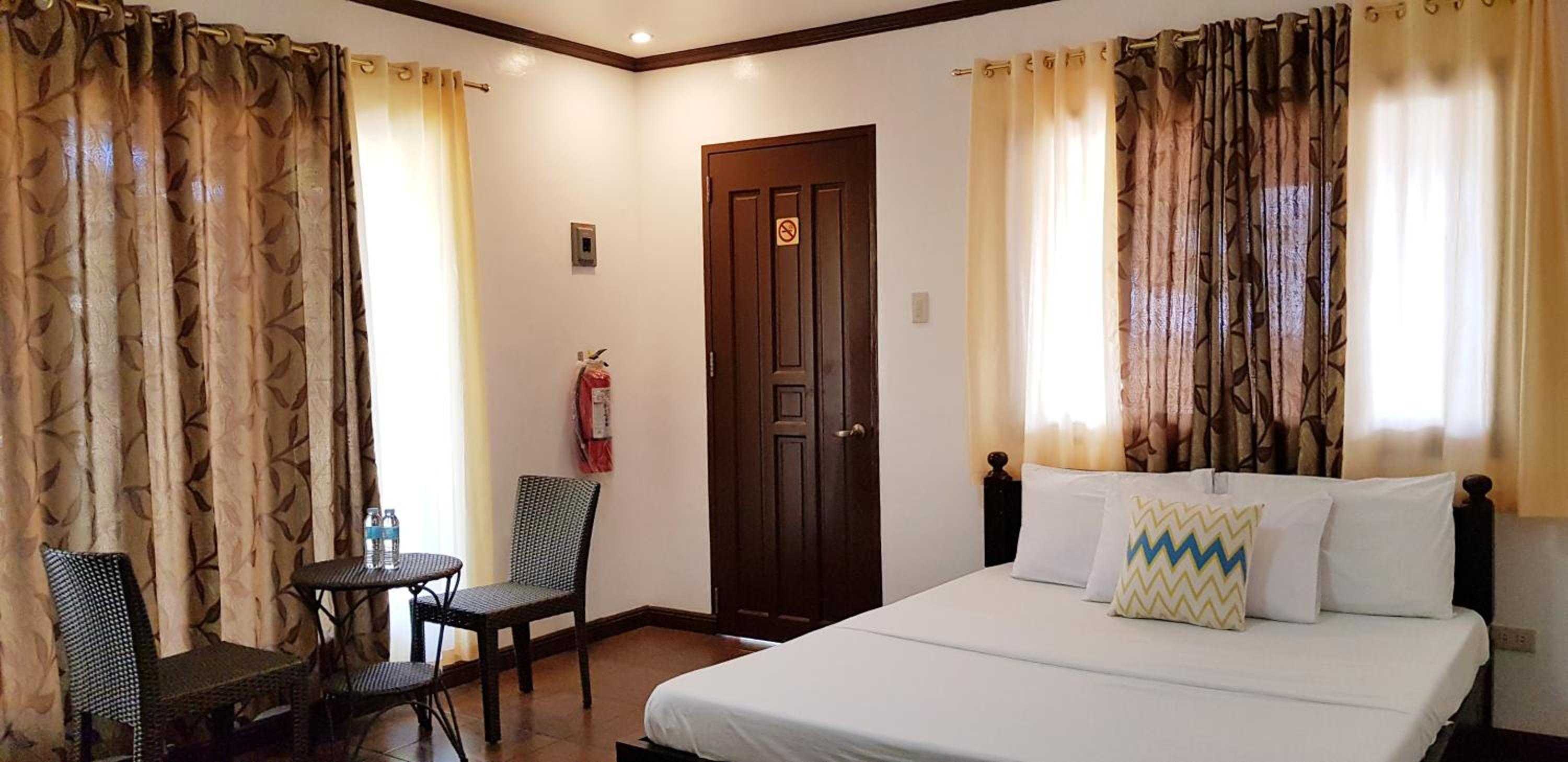 Deluxe Queen Room - Photo 1