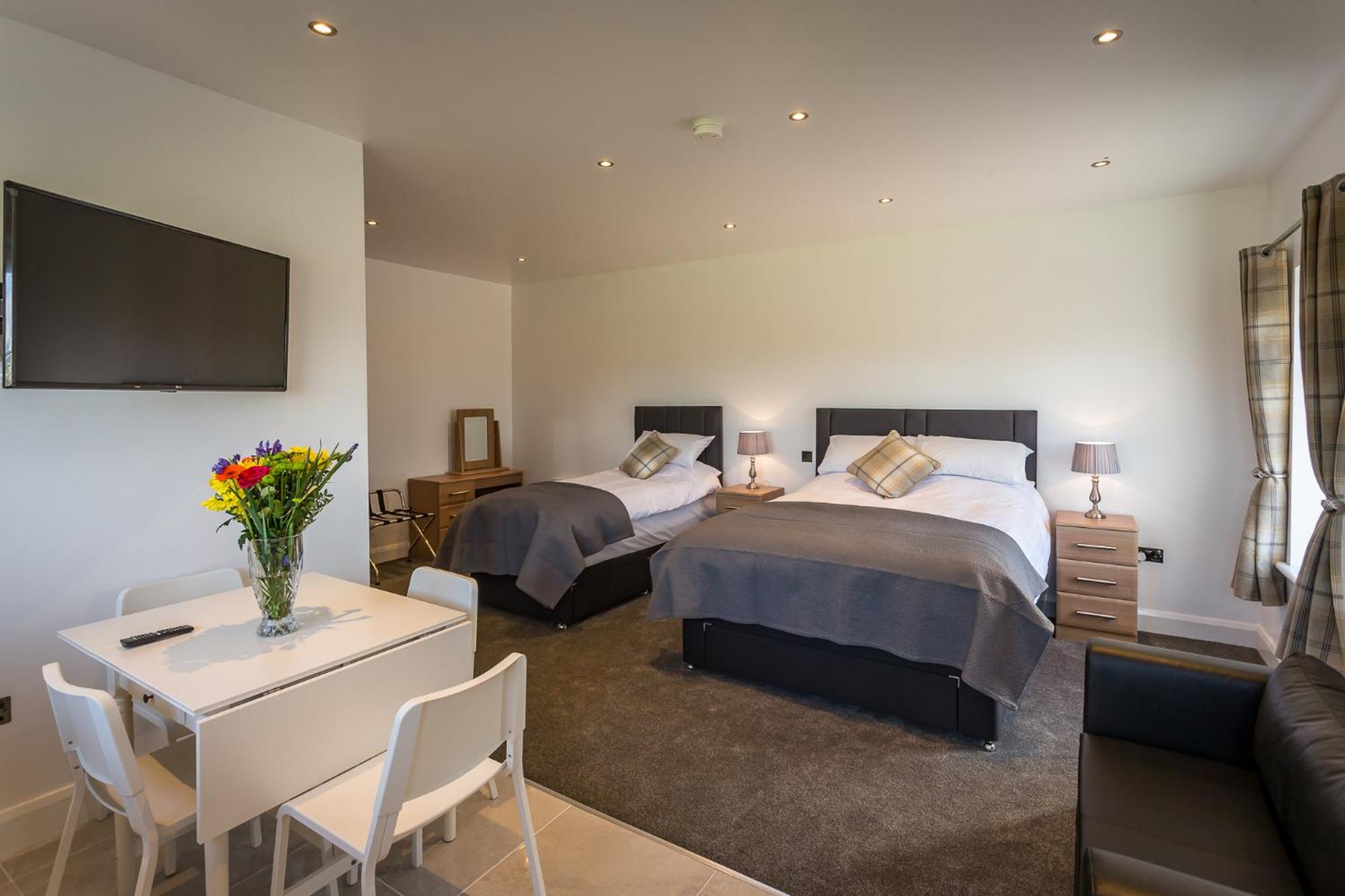 Self Contained Deluxe King Studio (Continental breakfast only) - Photo 24