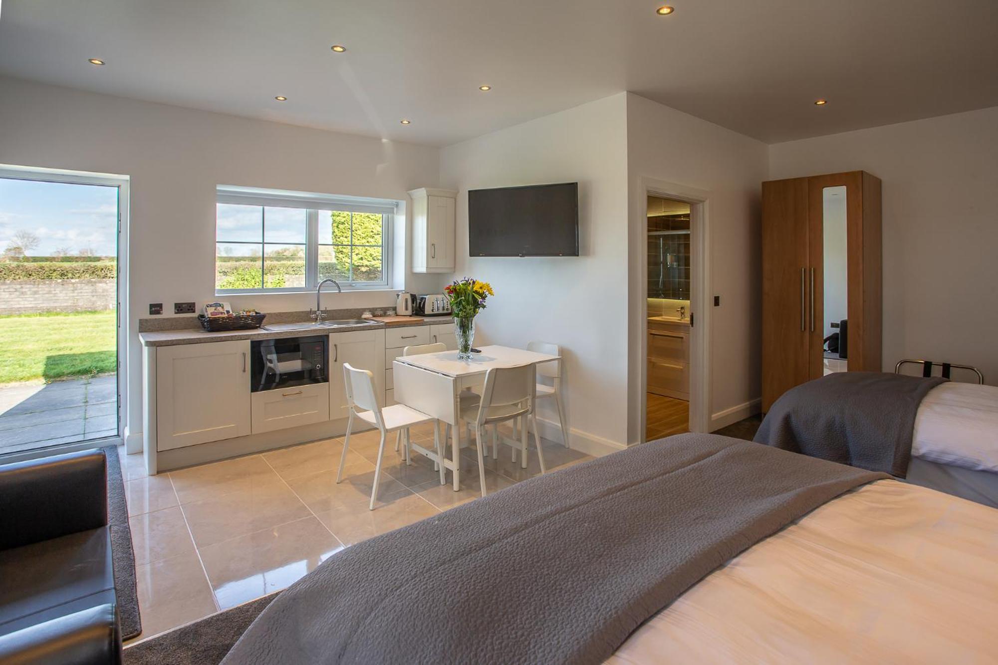 Self Contained Deluxe King Studio (Continental breakfast only) - Photo 29