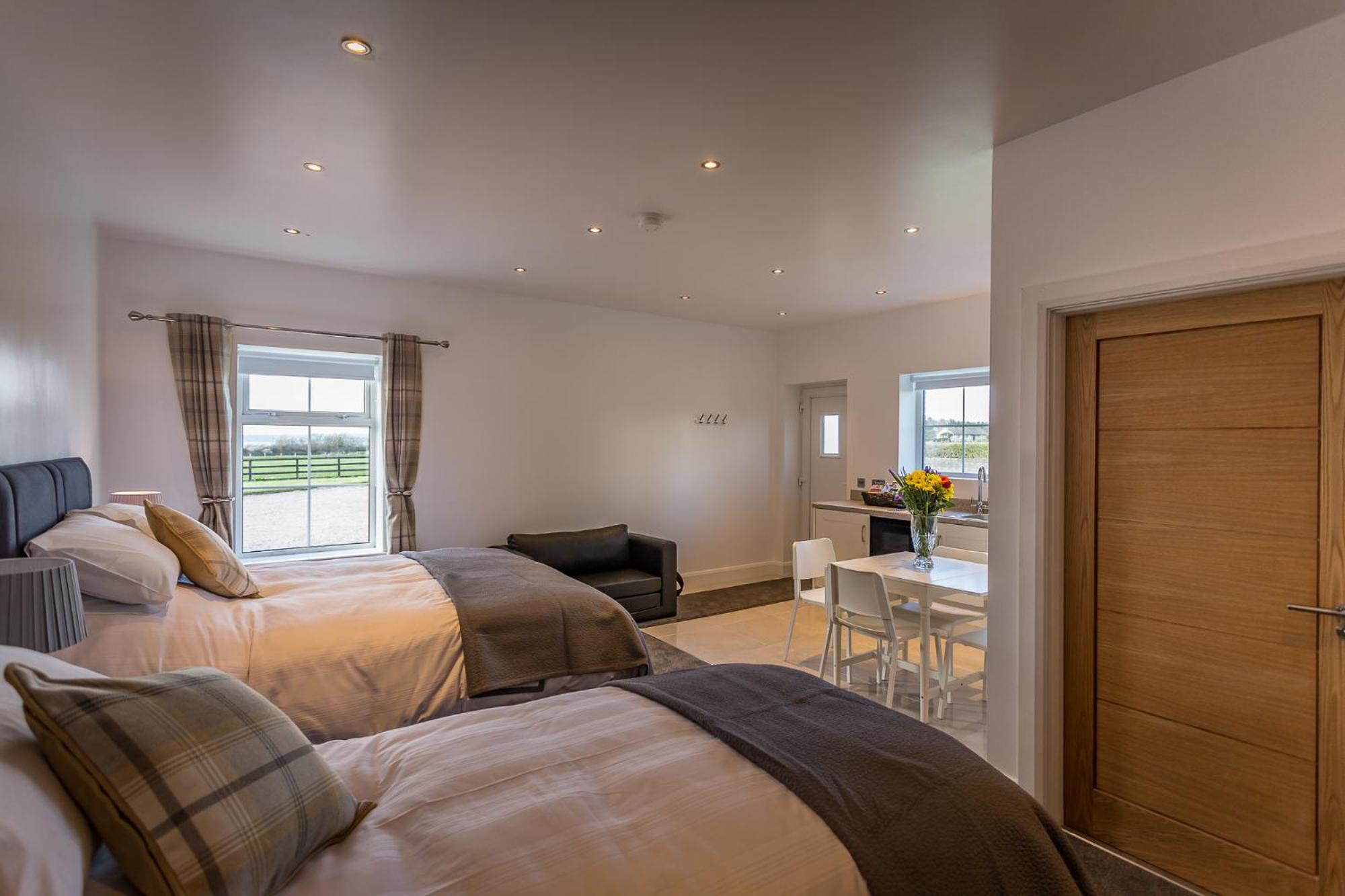 Self Contained Deluxe King Studio (Continental breakfast only) - Photo 26