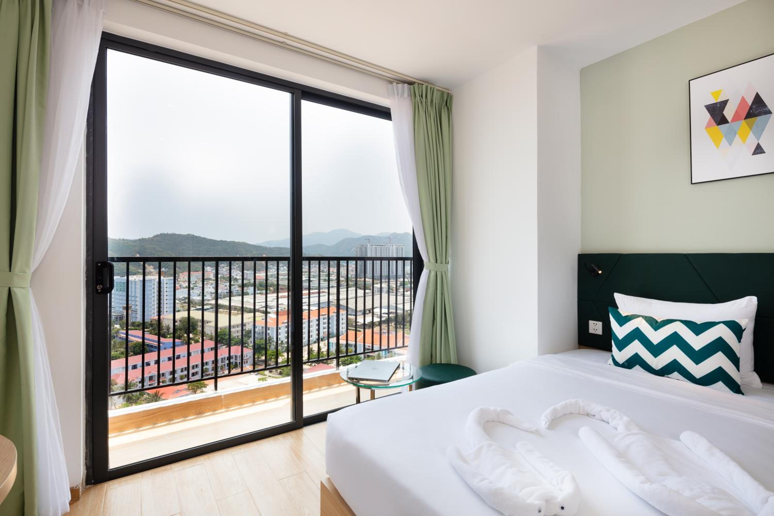 Deluxe Room with Partial Sea View - Photo 4