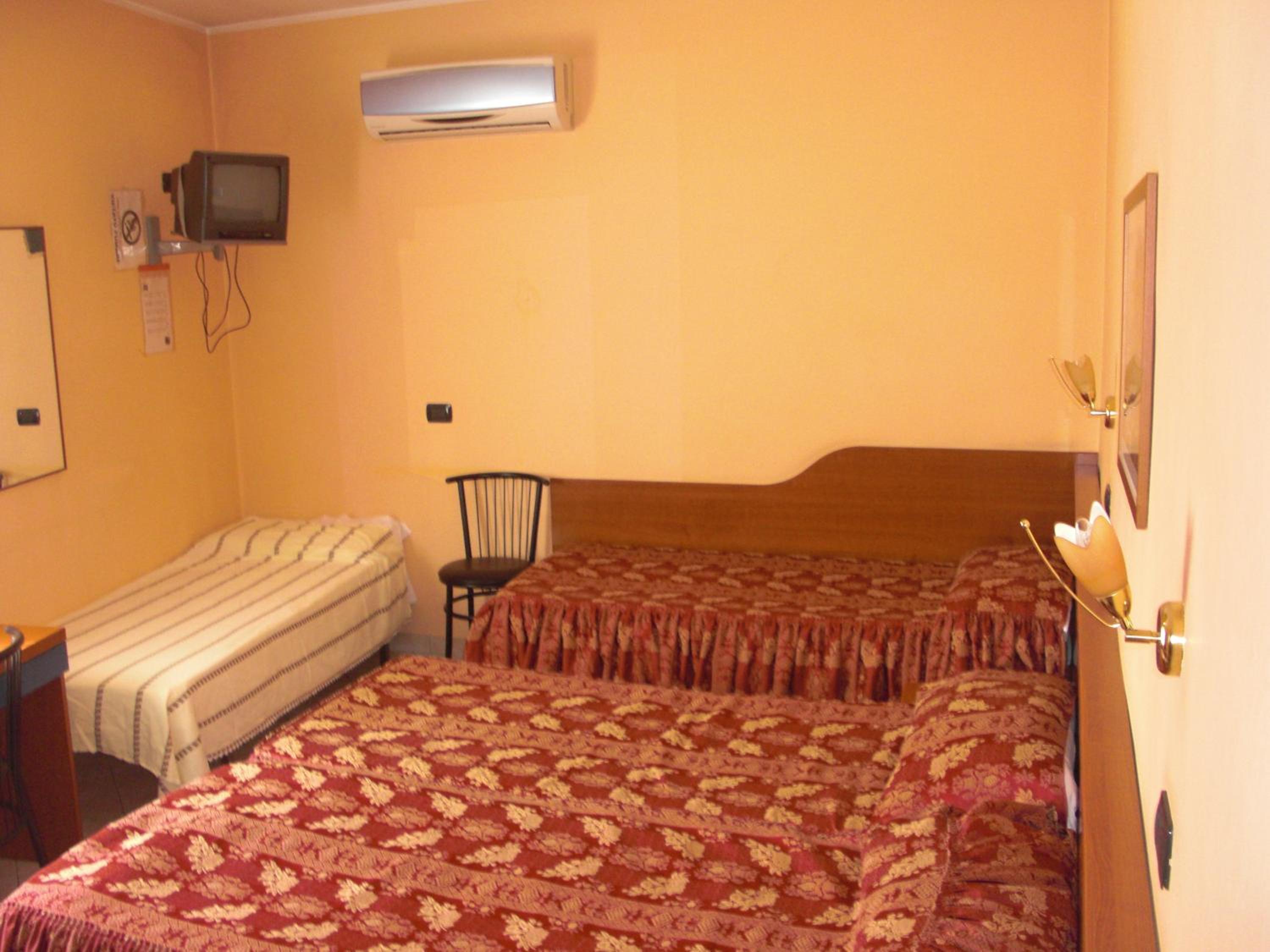 Quadruple Room - Photo 7
