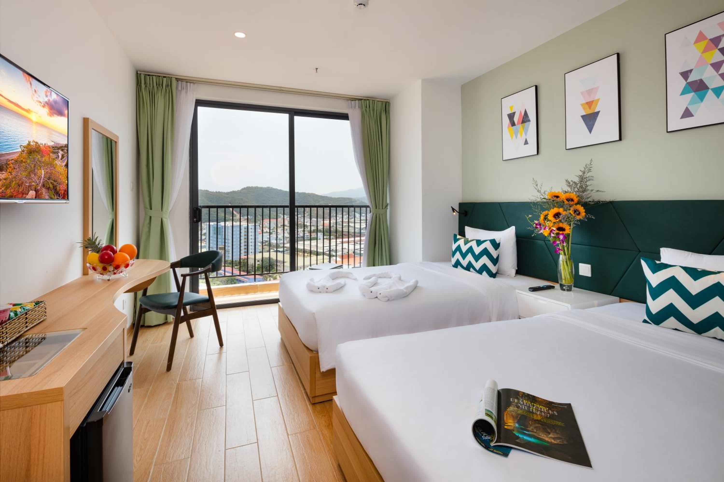 Deluxe Room with Partial Sea View - Photo 7