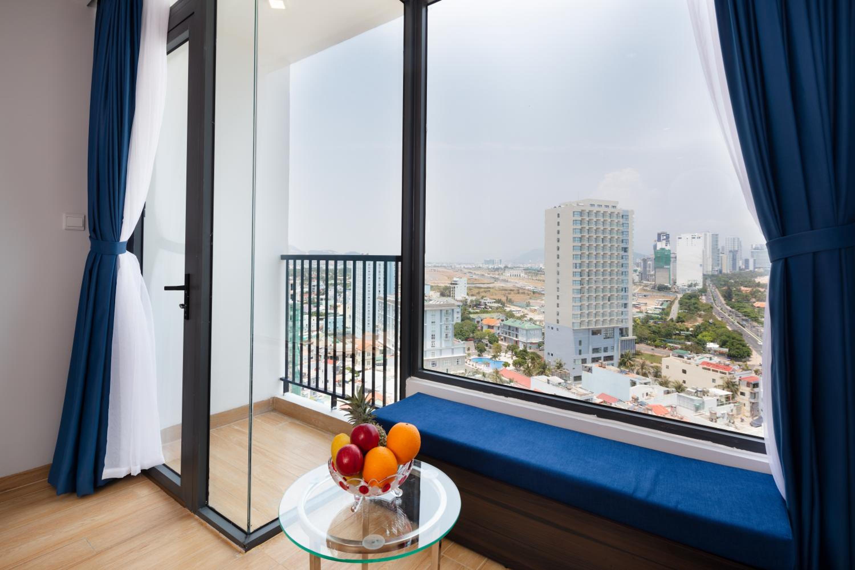 Deluxe Room with Partial Sea View - Photo 6