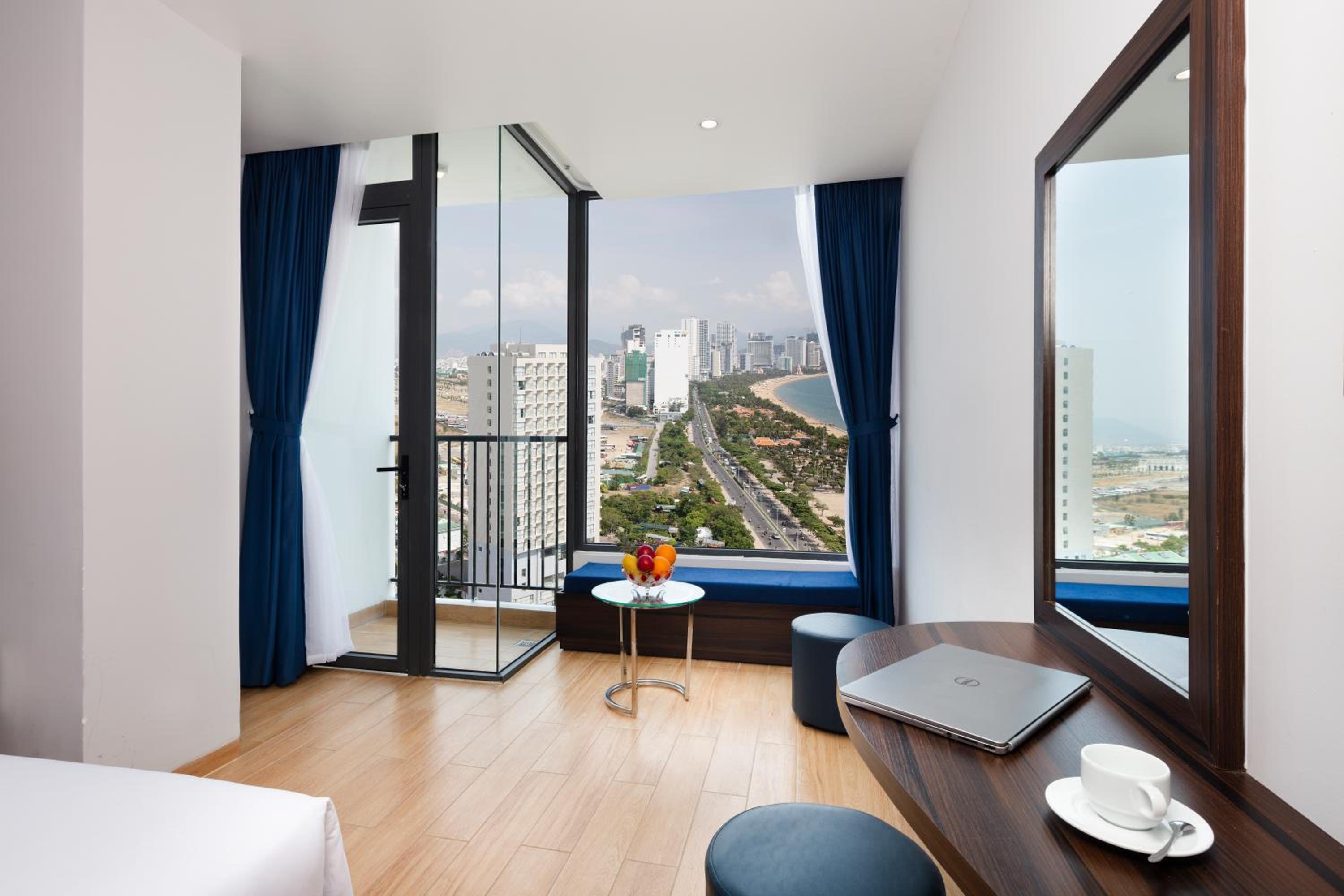 Deluxe Room with Partial Sea View - Photo 9