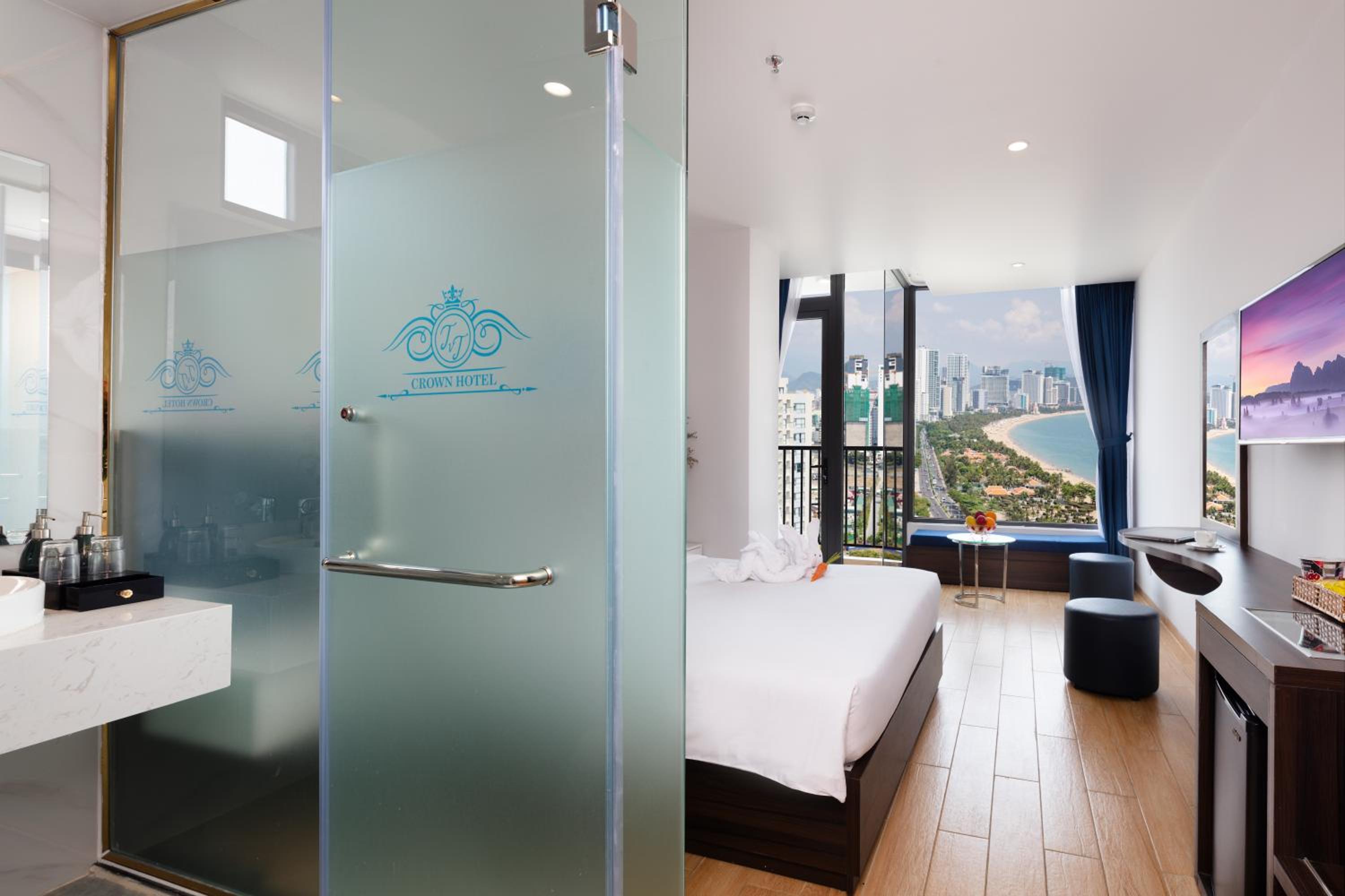 Deluxe Room with Partial Sea View - Photo 8