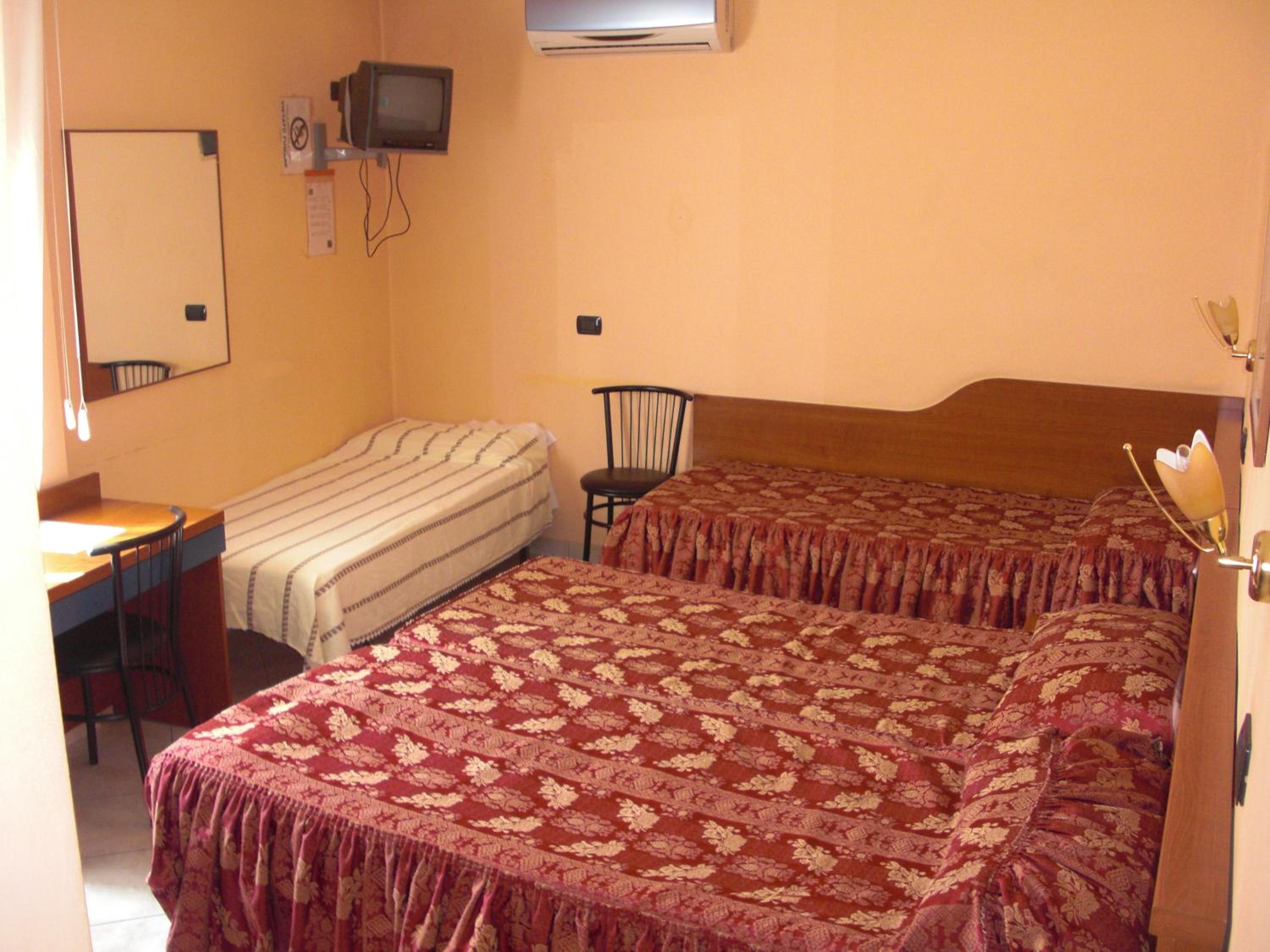 Quadruple Room - Photo 1