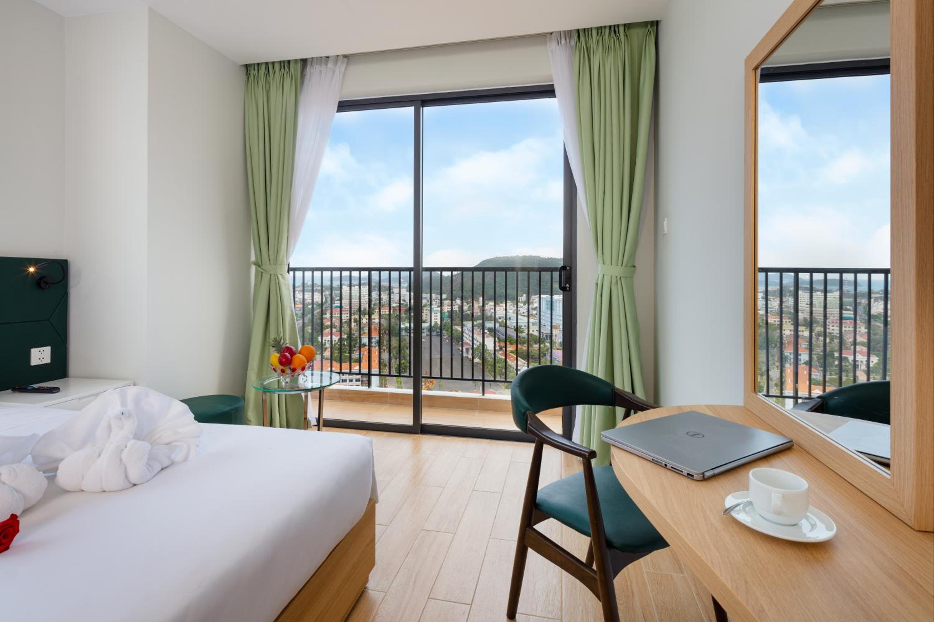 Superior Double or Twin Room with City View - Photo 5