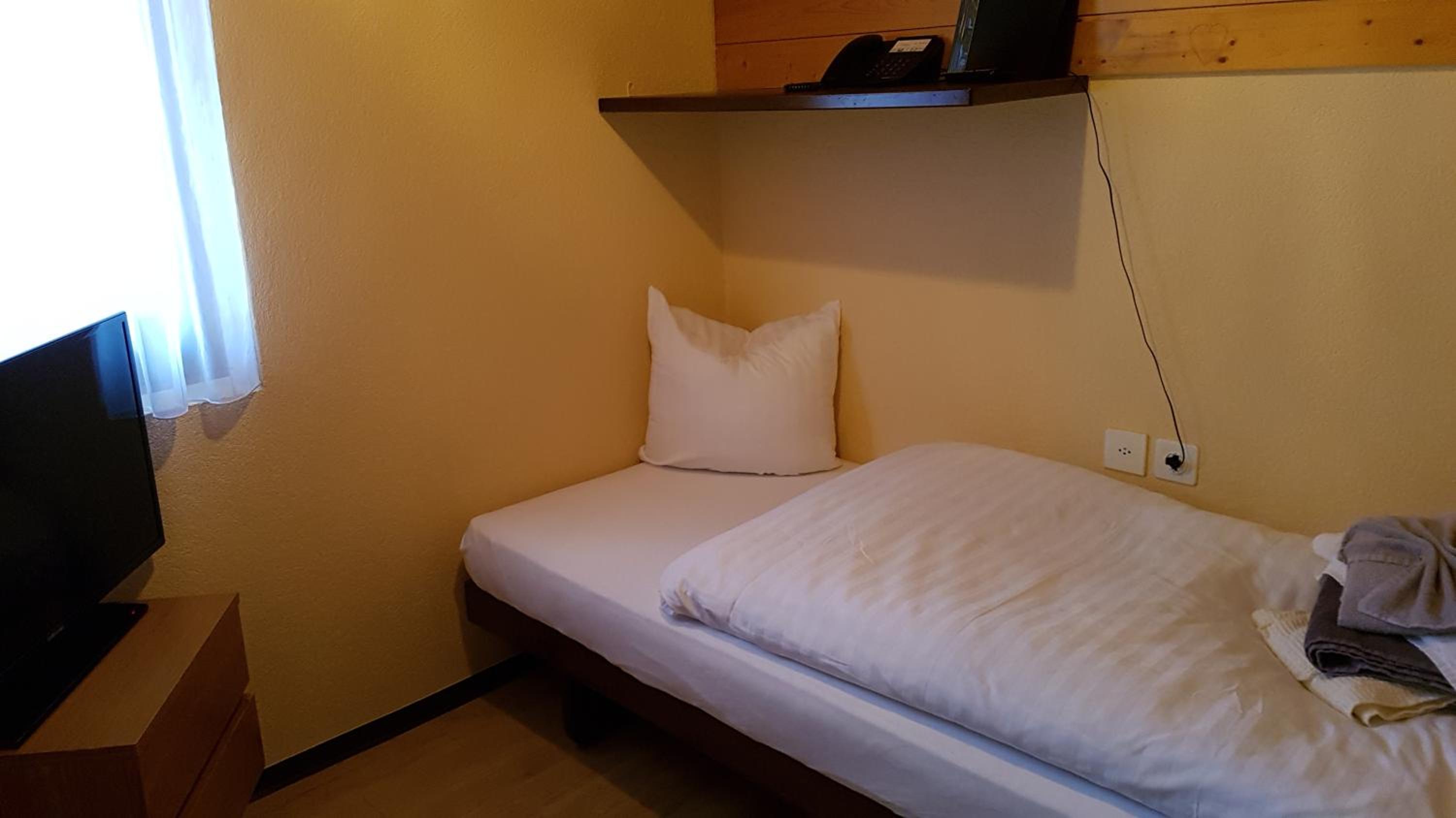 Very small single rooms without shower photo 1