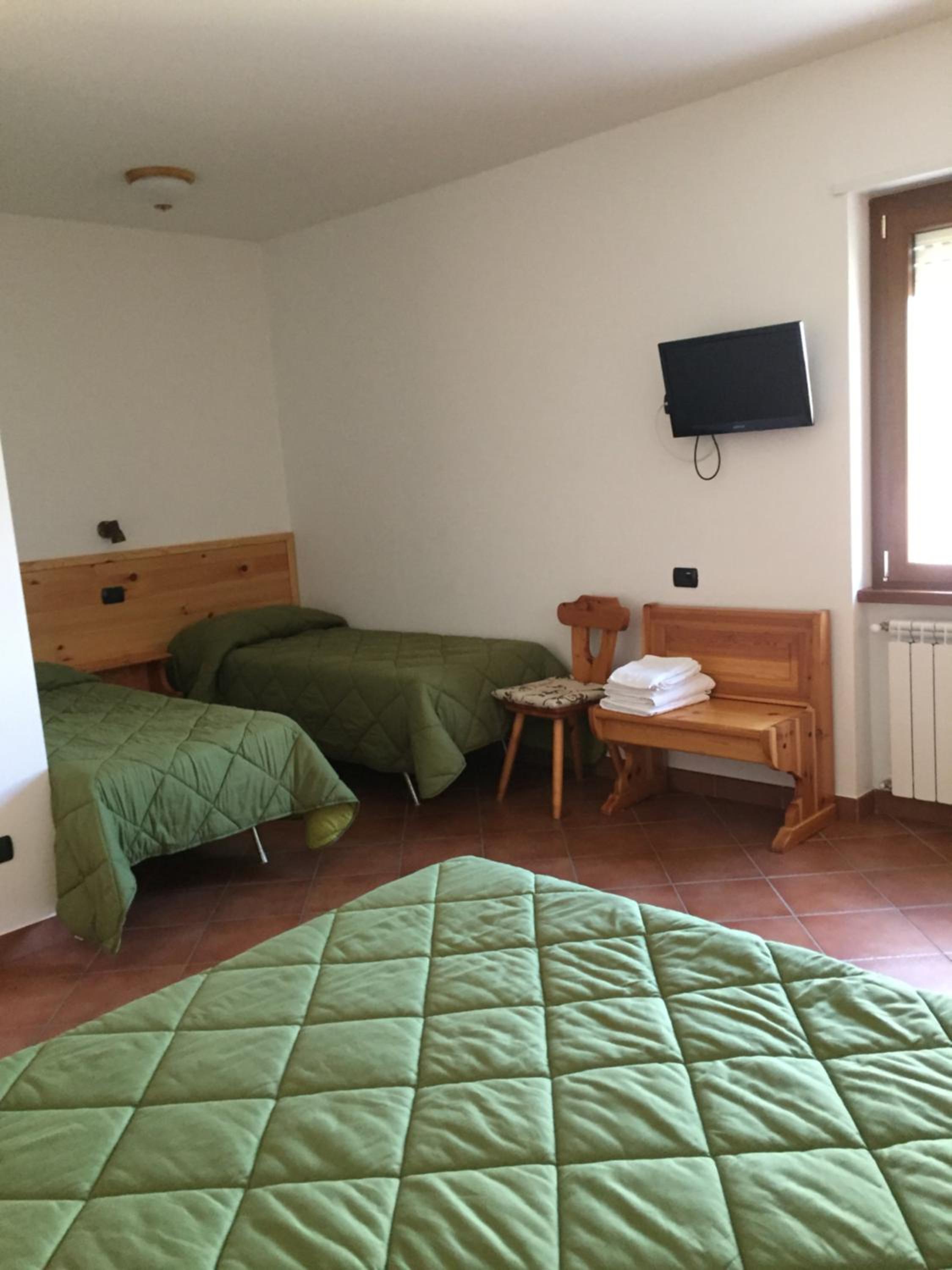 Quadruple Room with Private Bathroom - Photo 4