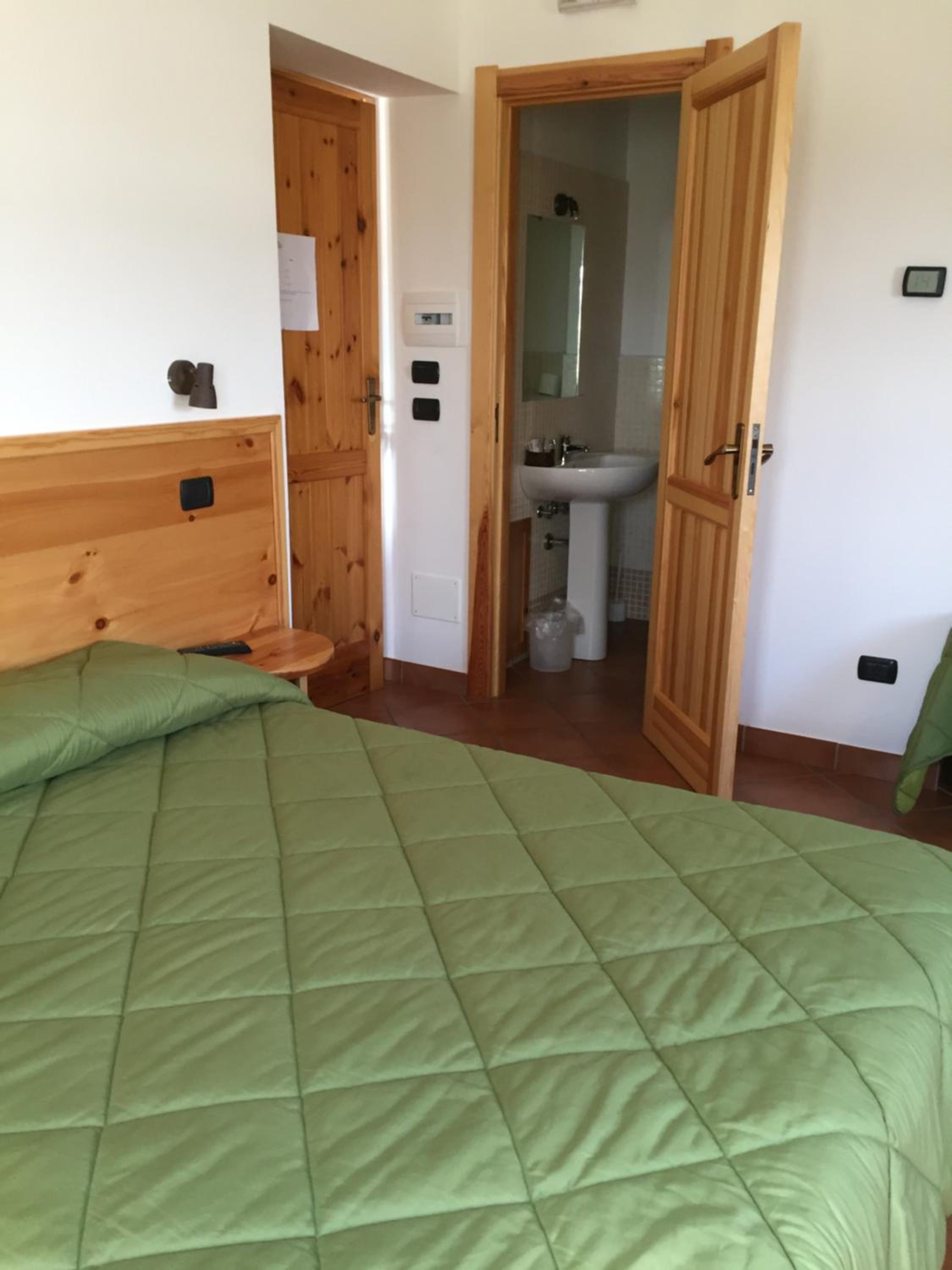 Quadruple Room with Private Bathroom - Photo 3