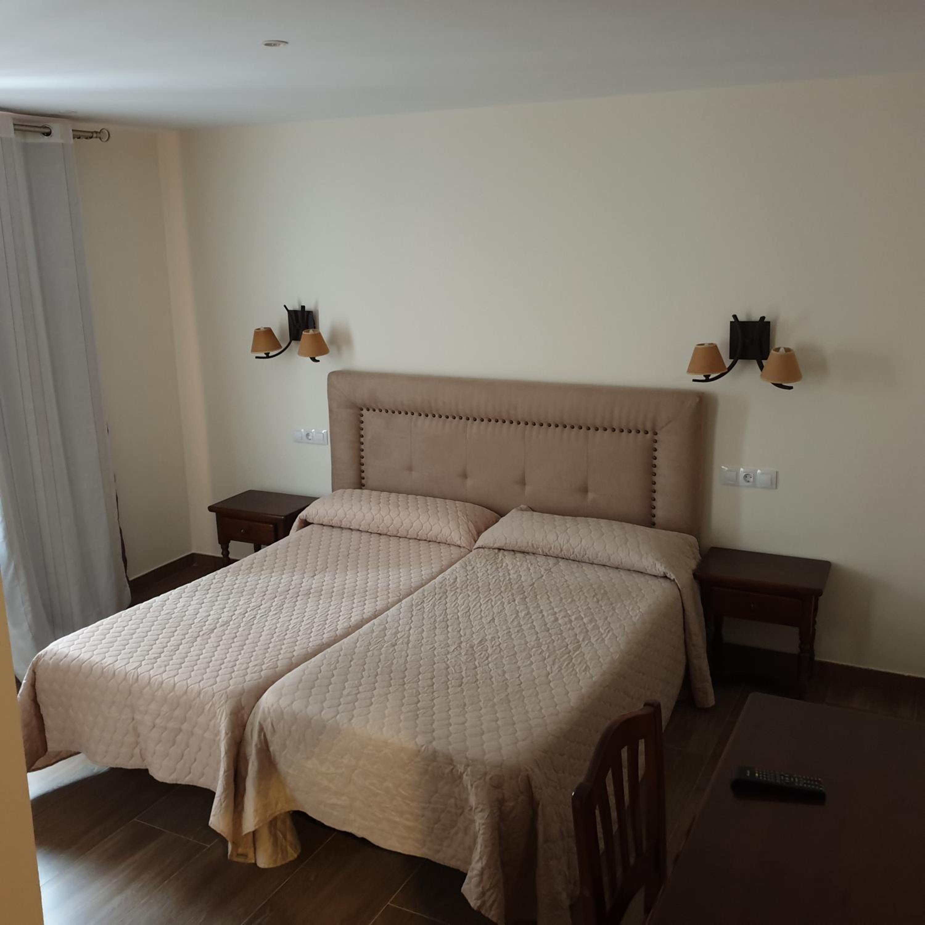 Twin Room - Photo 12