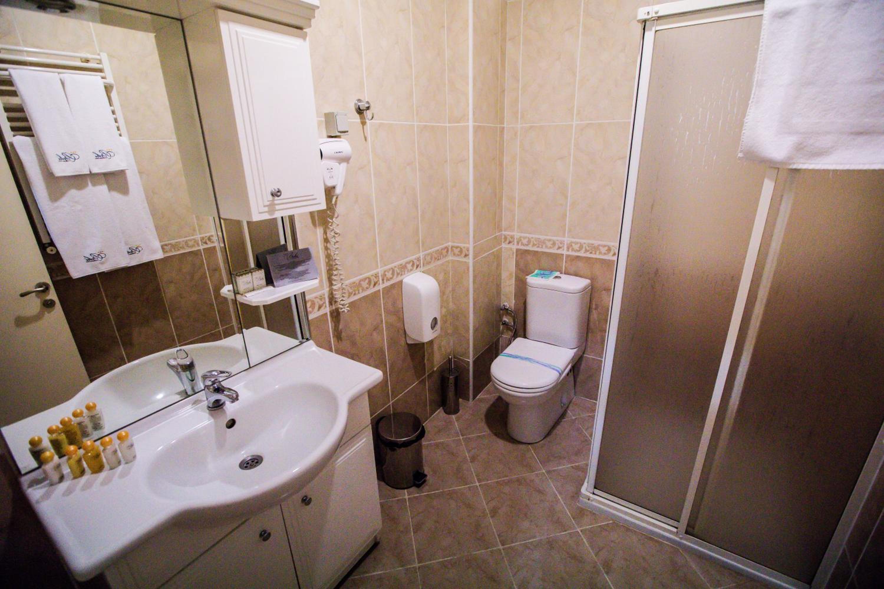 Double Room with Balcony - Photo 8