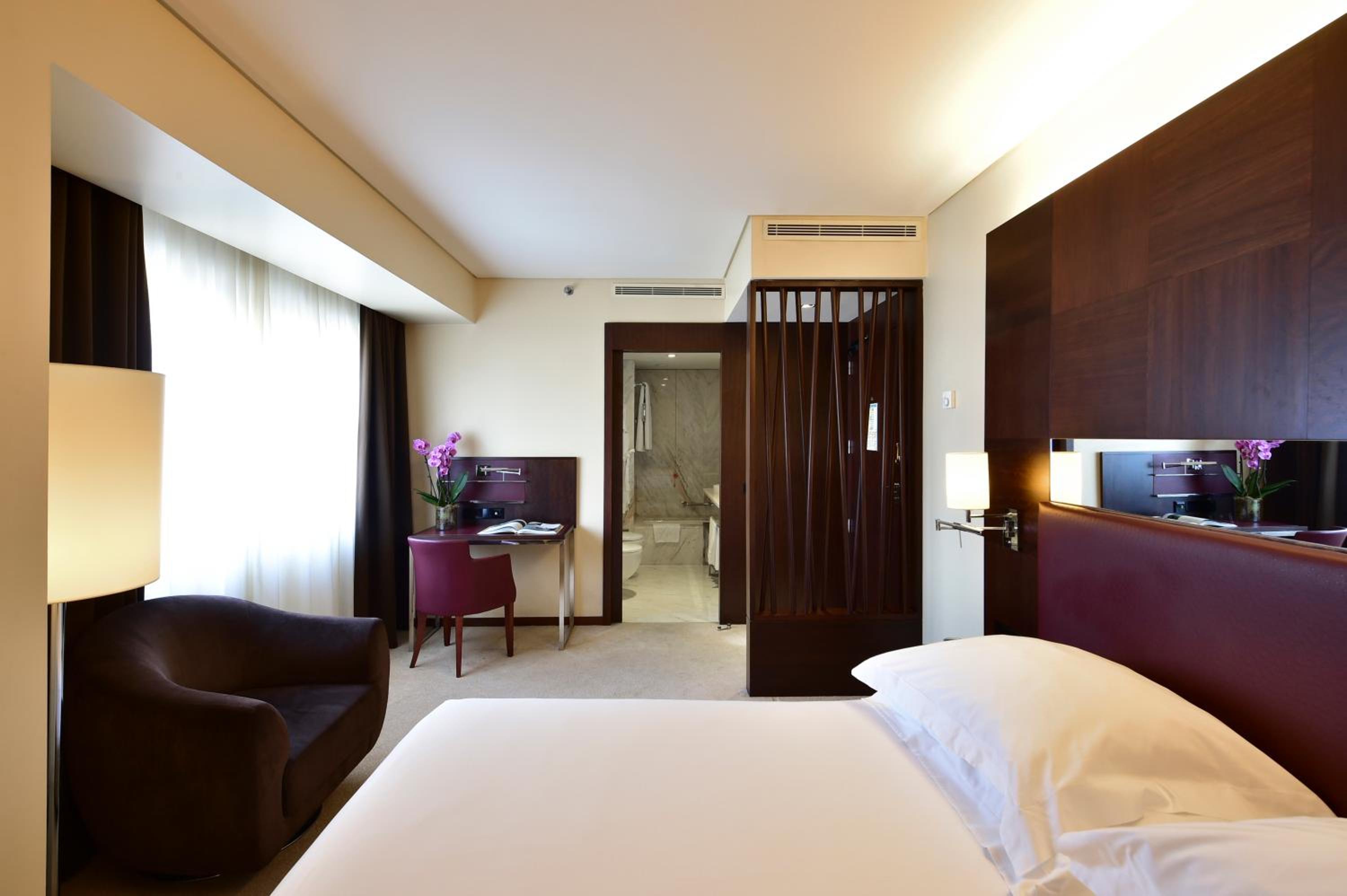 Executive Suite - Photo 6