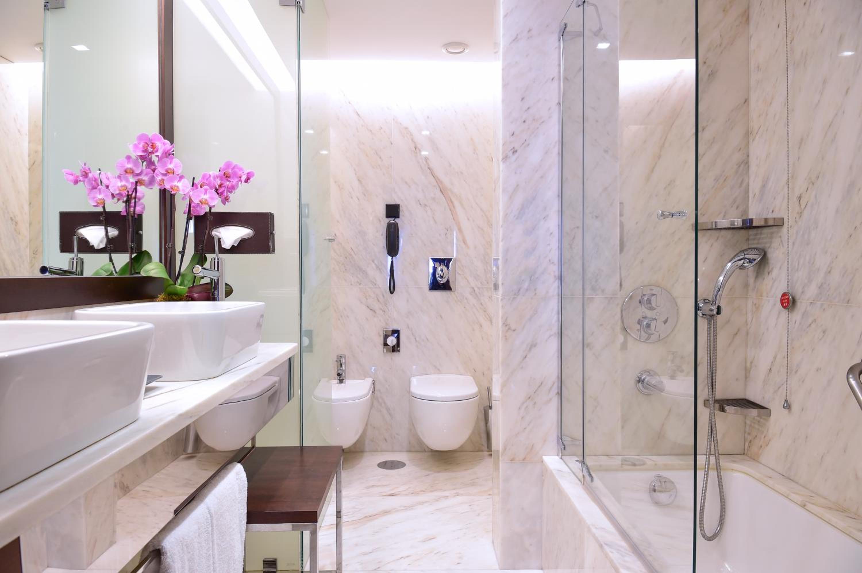 Executive Suite - Photo 9