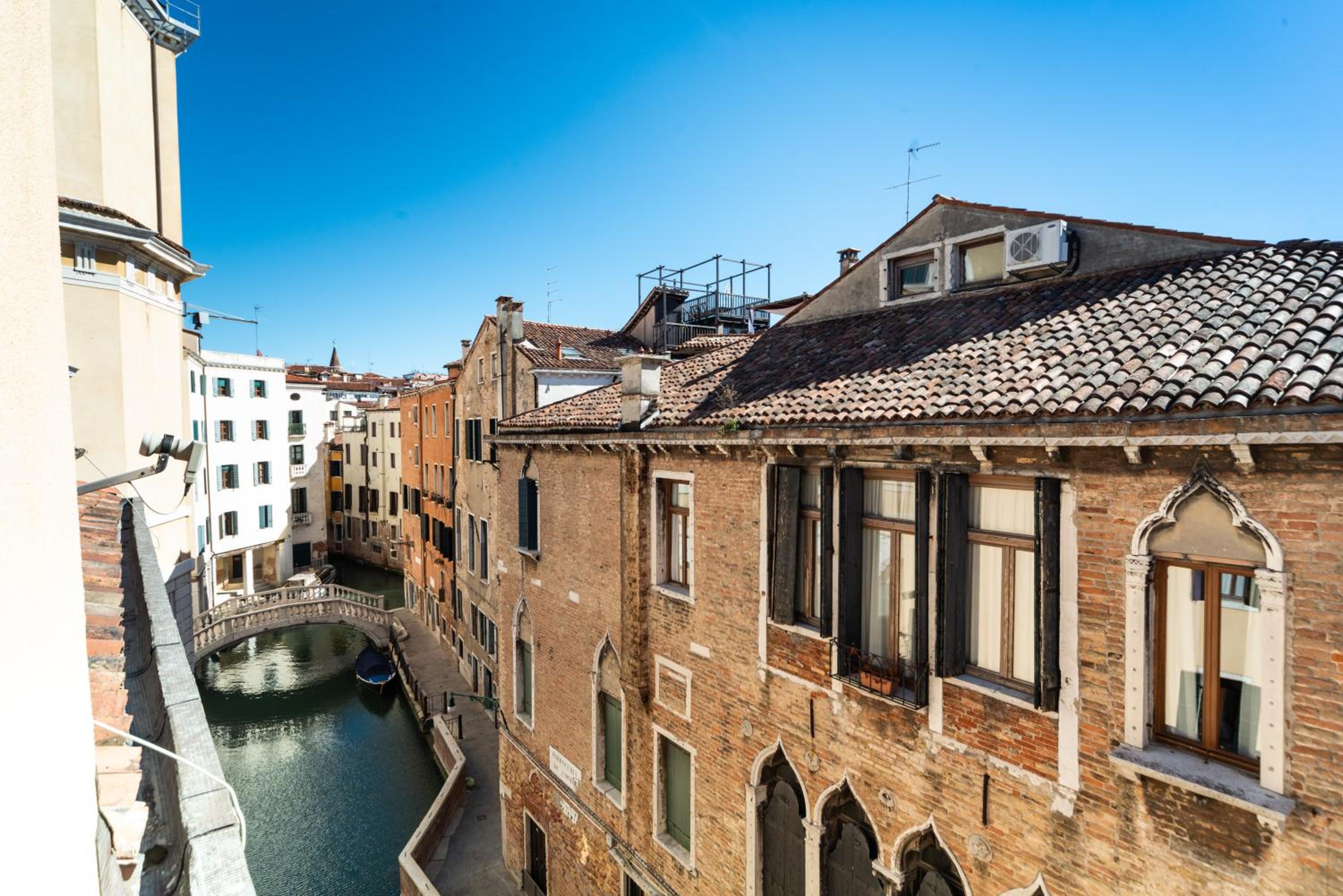 Classic Double Room with Canal View photo 3
