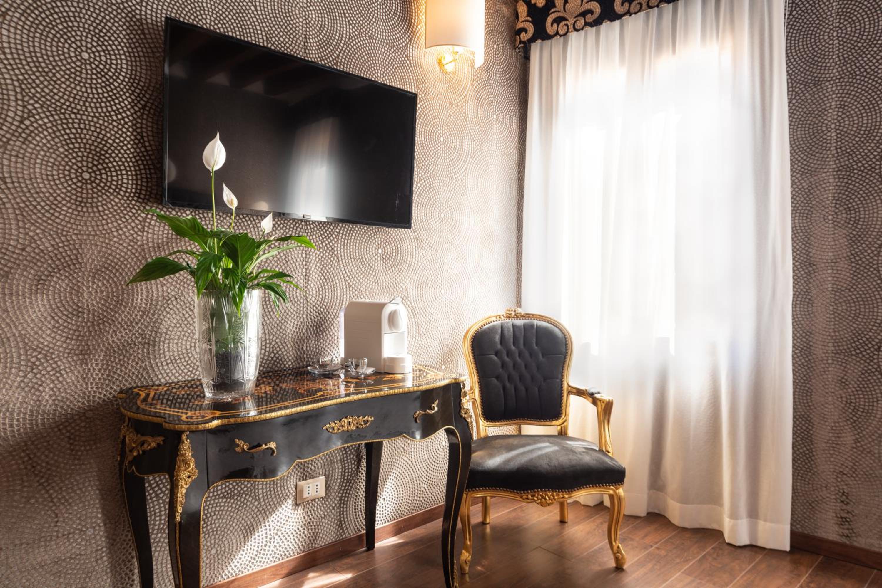 Classic Double Room with Canal View photo 2