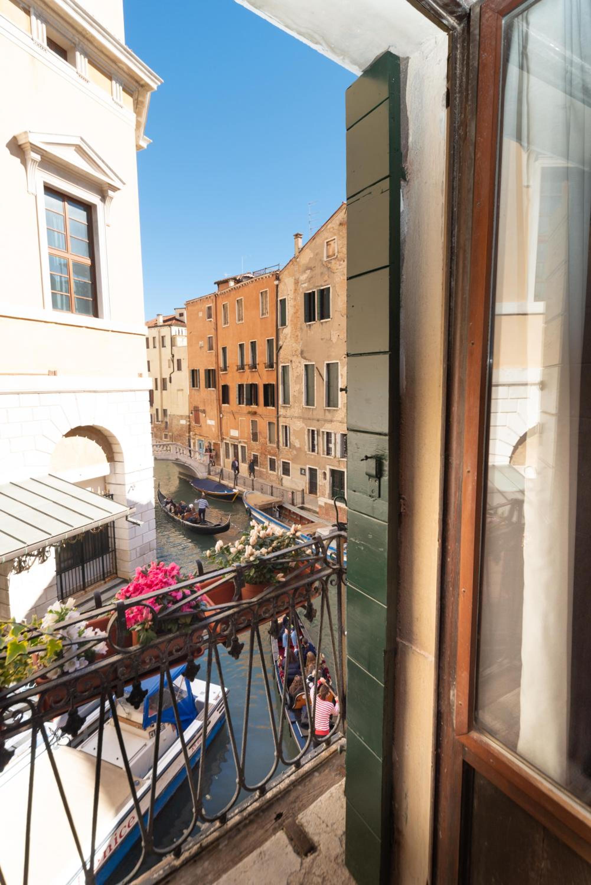 Superior Double Room with Balcony with Canal View photo 2
