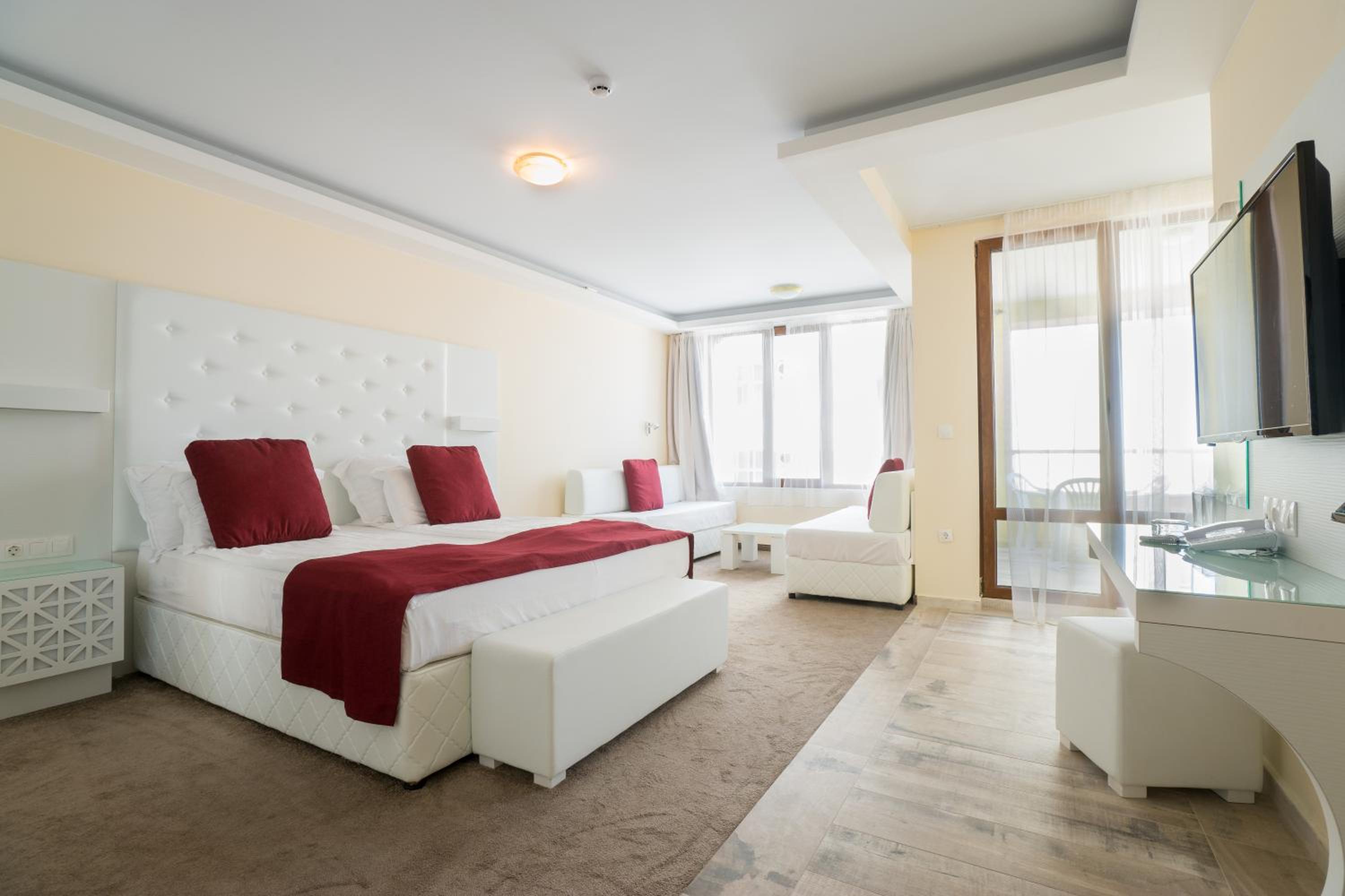 Deluxe Double Room (2 Adults + 2 Children)