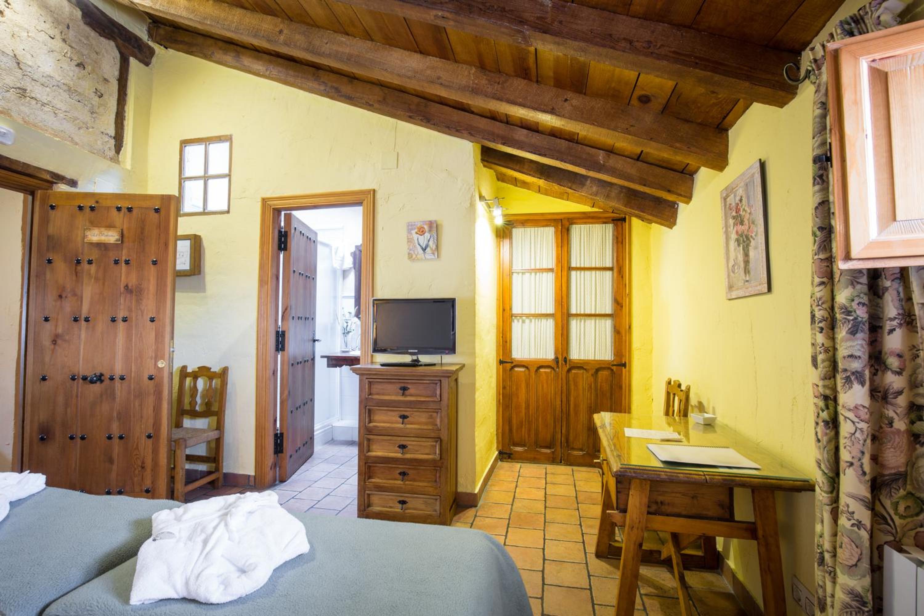 Double or Twin Room - Photo 25