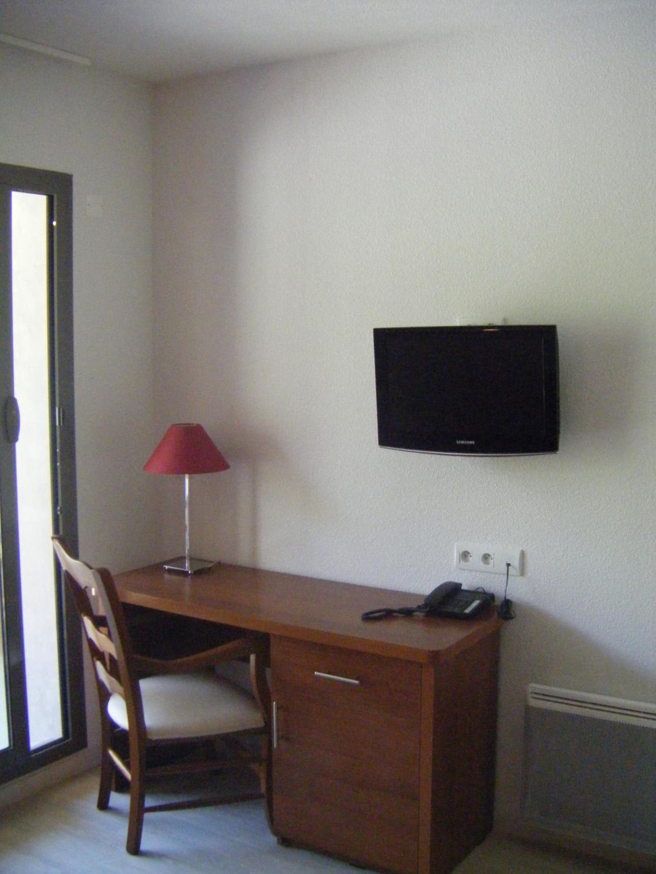One-Bedroom Apartment (6 Adults) photo 3