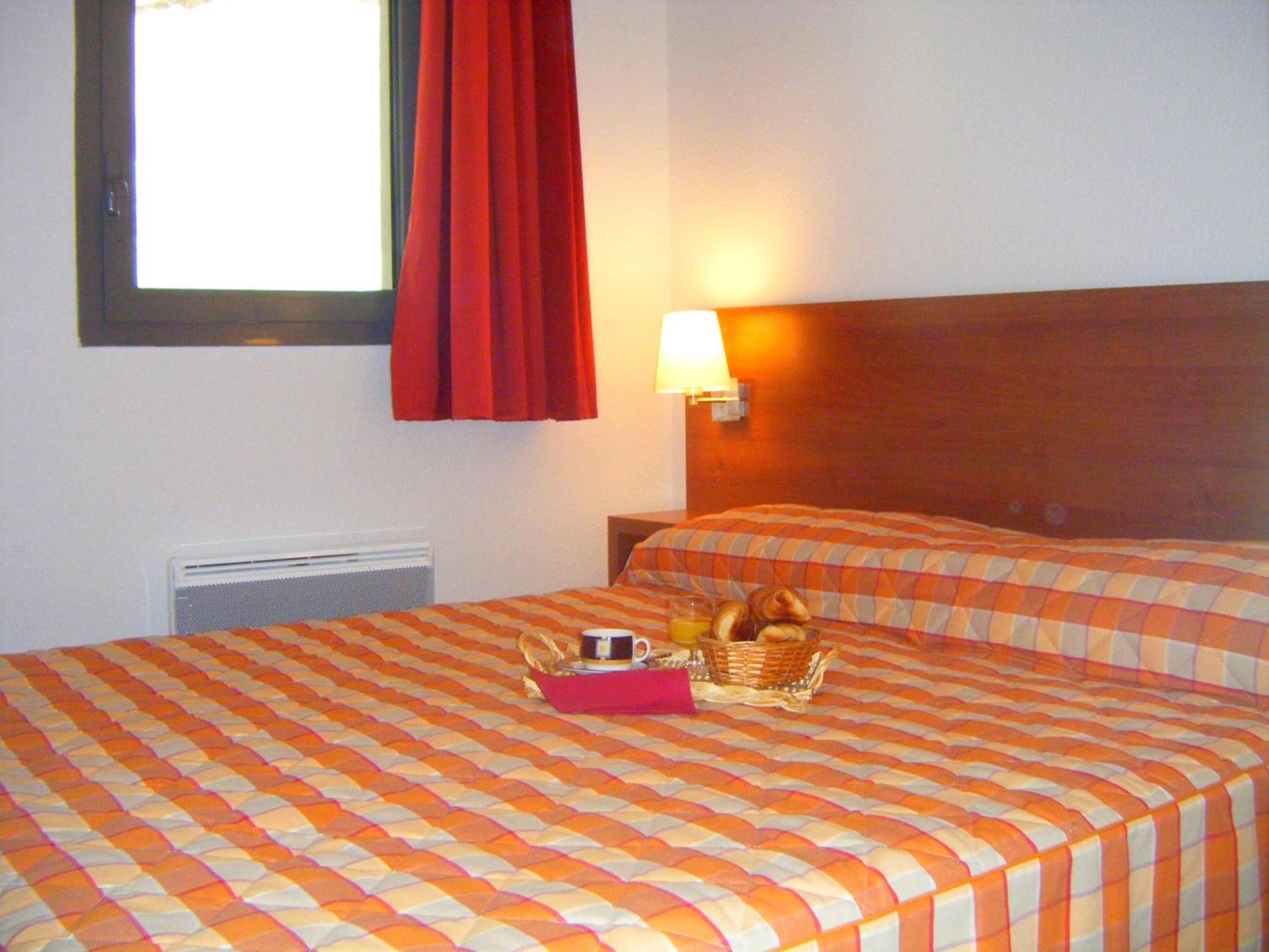 One-Bedroom Apartment (7 Adults) photo 3