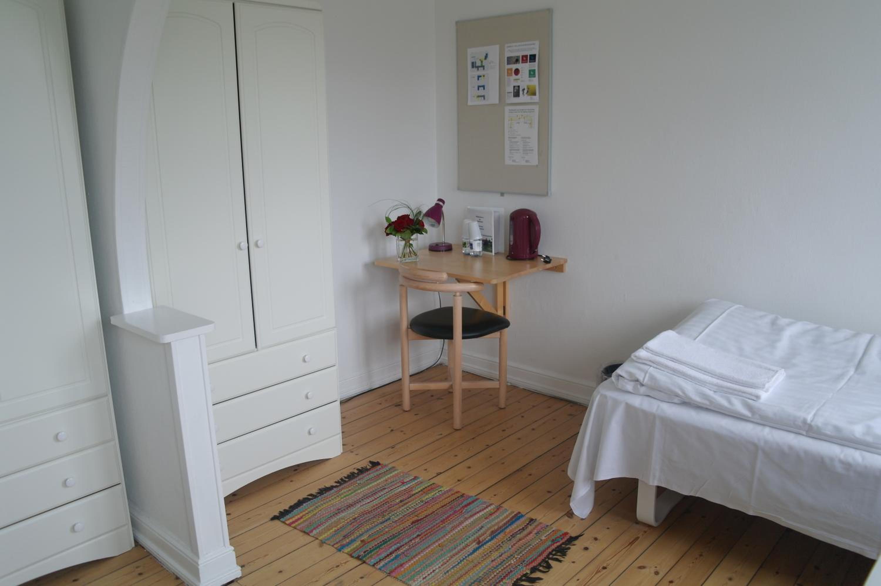 Twin Room with Shared Bathroom photo 3
