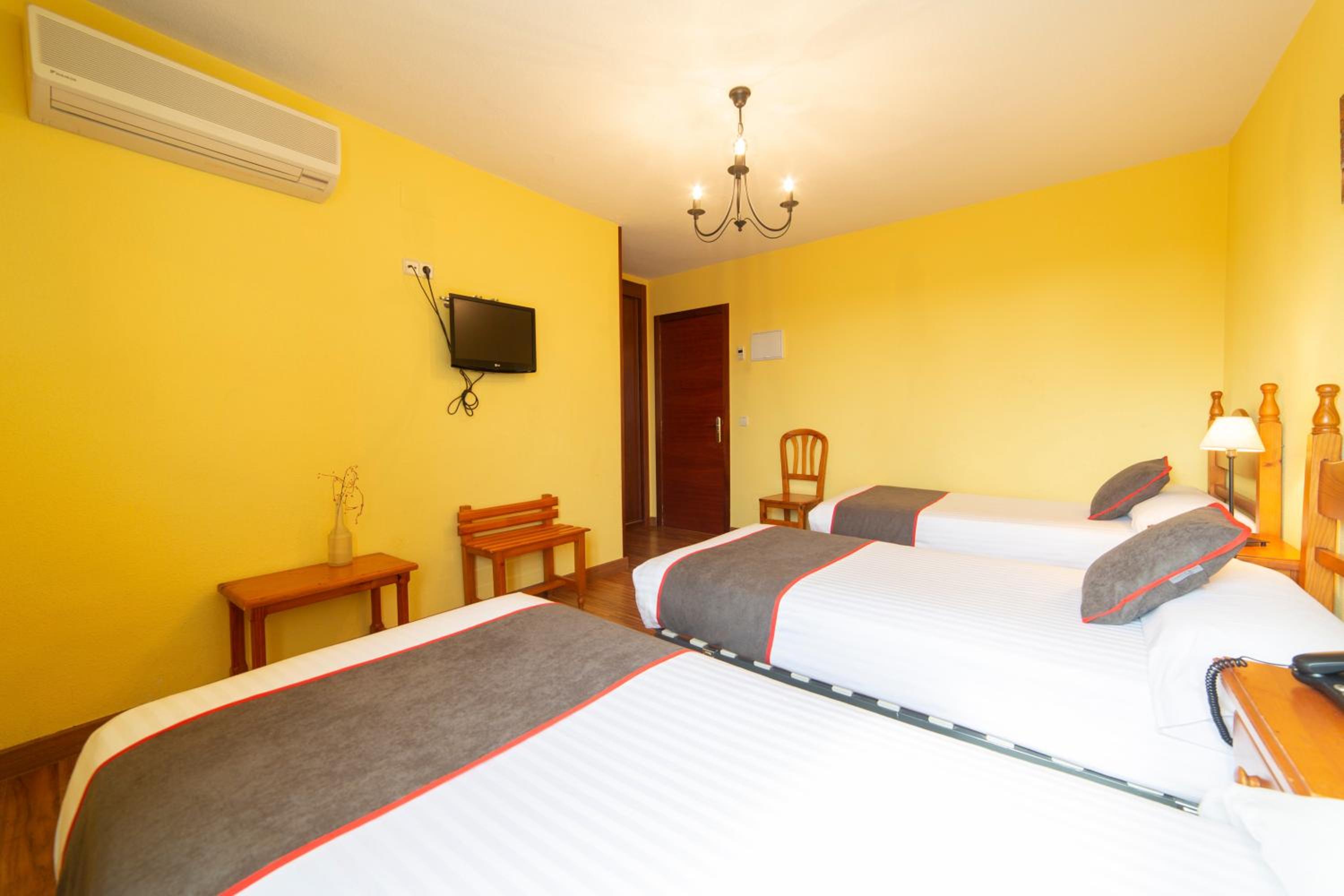 Twin Room with Extra Bed - Photo 1