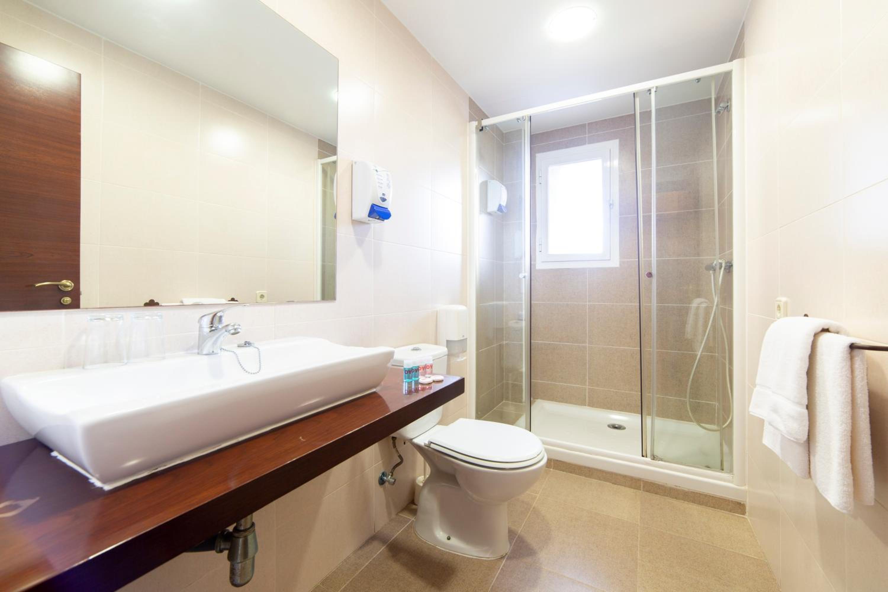 Twin Room - Photo 12