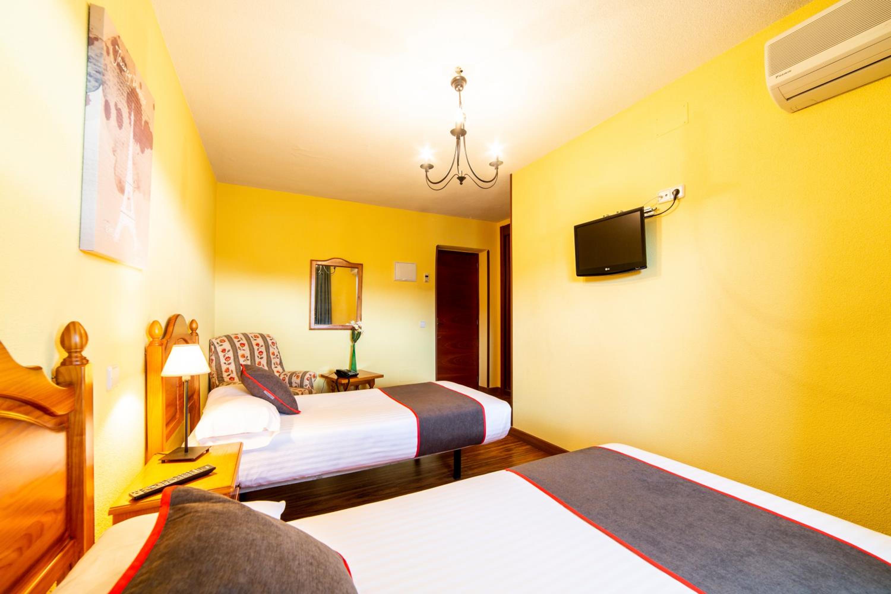 Twin Room - Photo 10