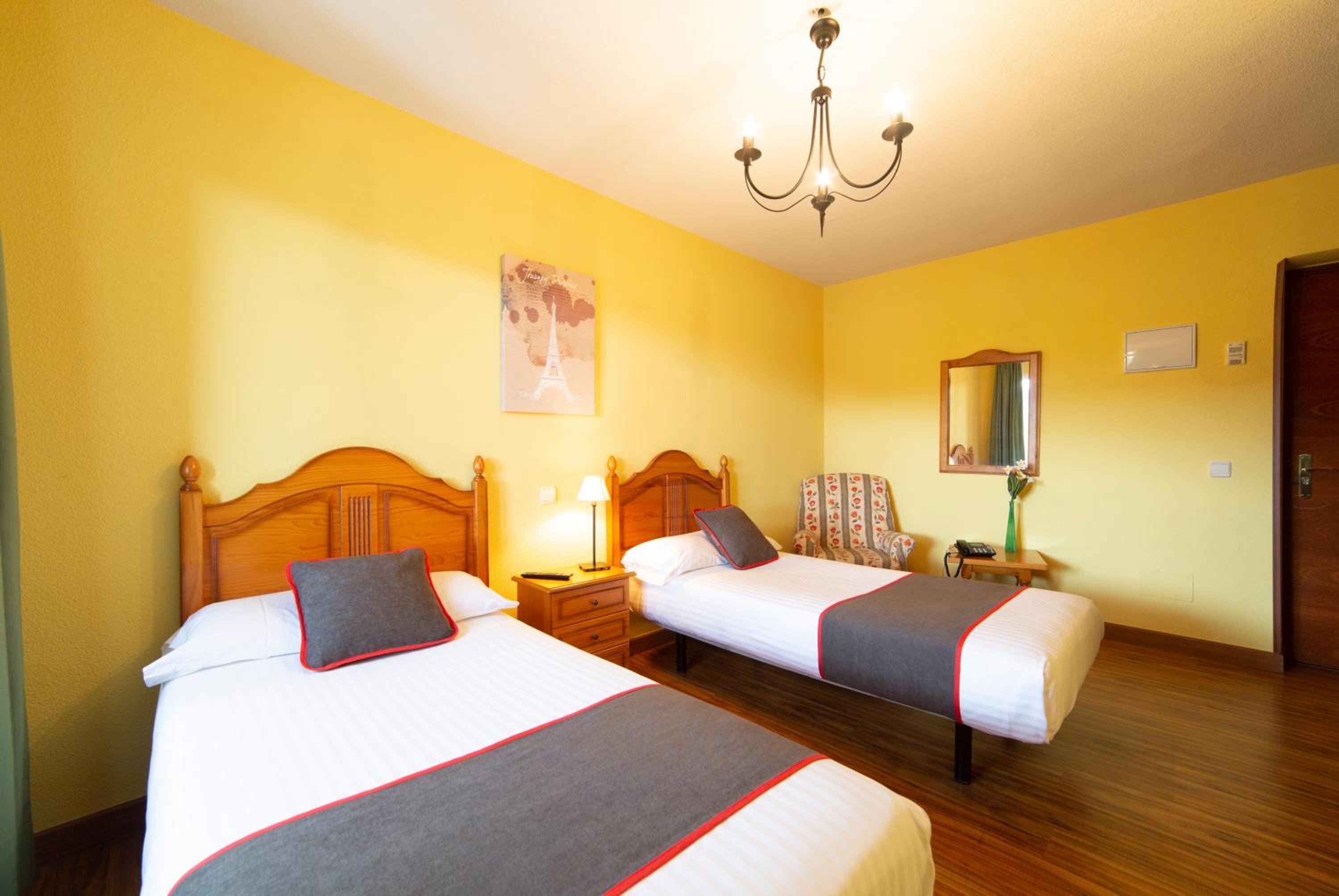 Twin Room - Photo 9