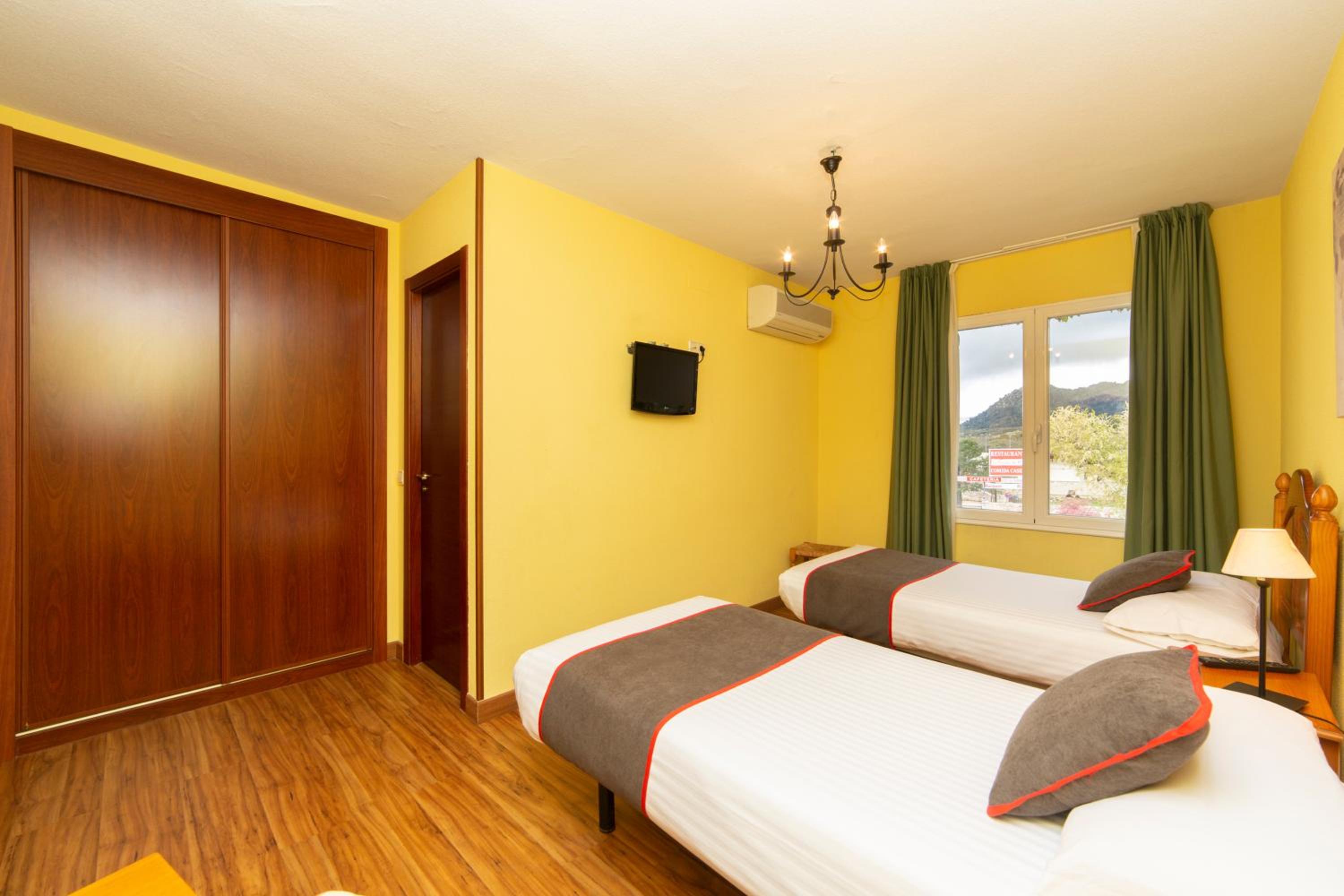 Twin Room - Photo 11