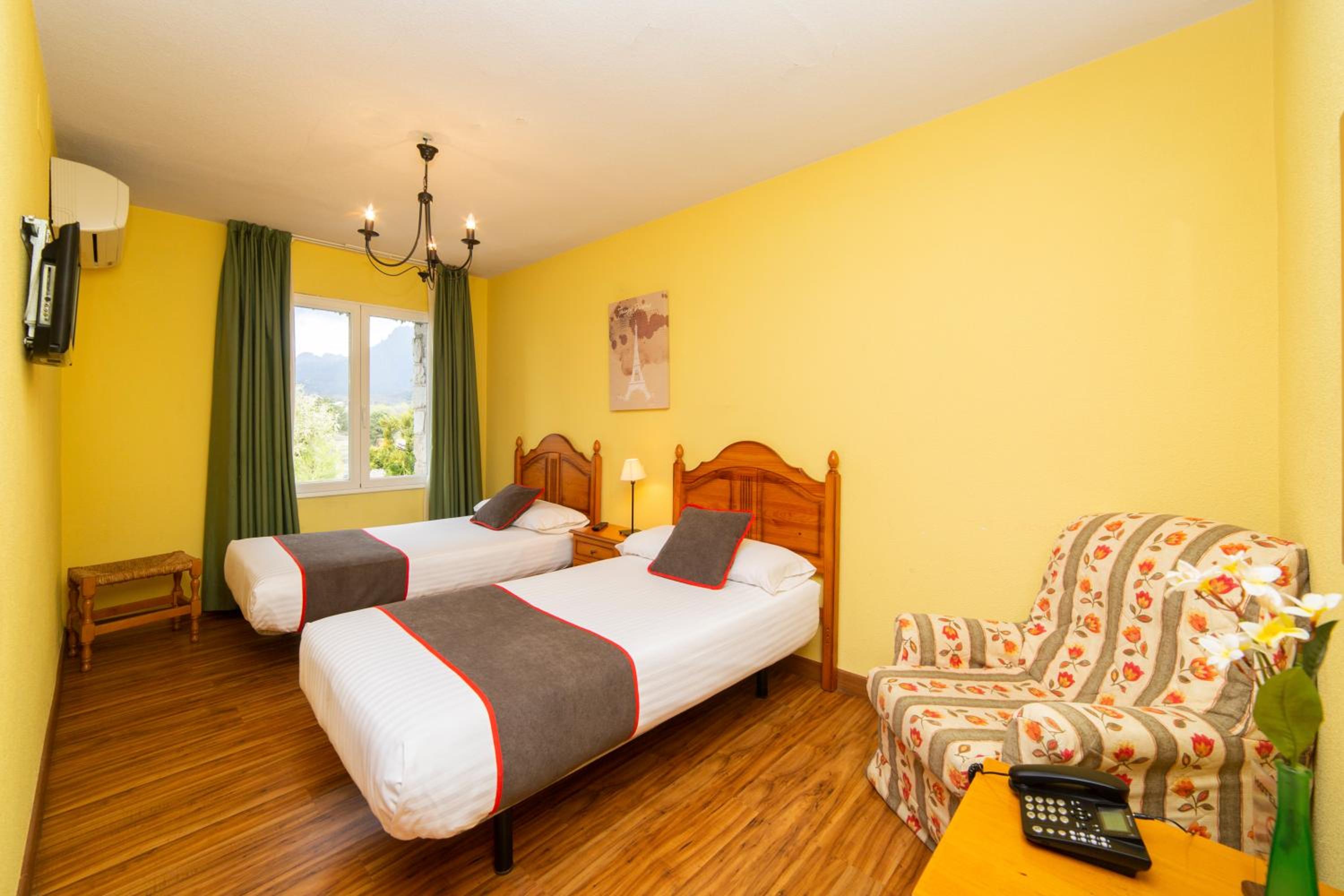Twin Room - Photo 8