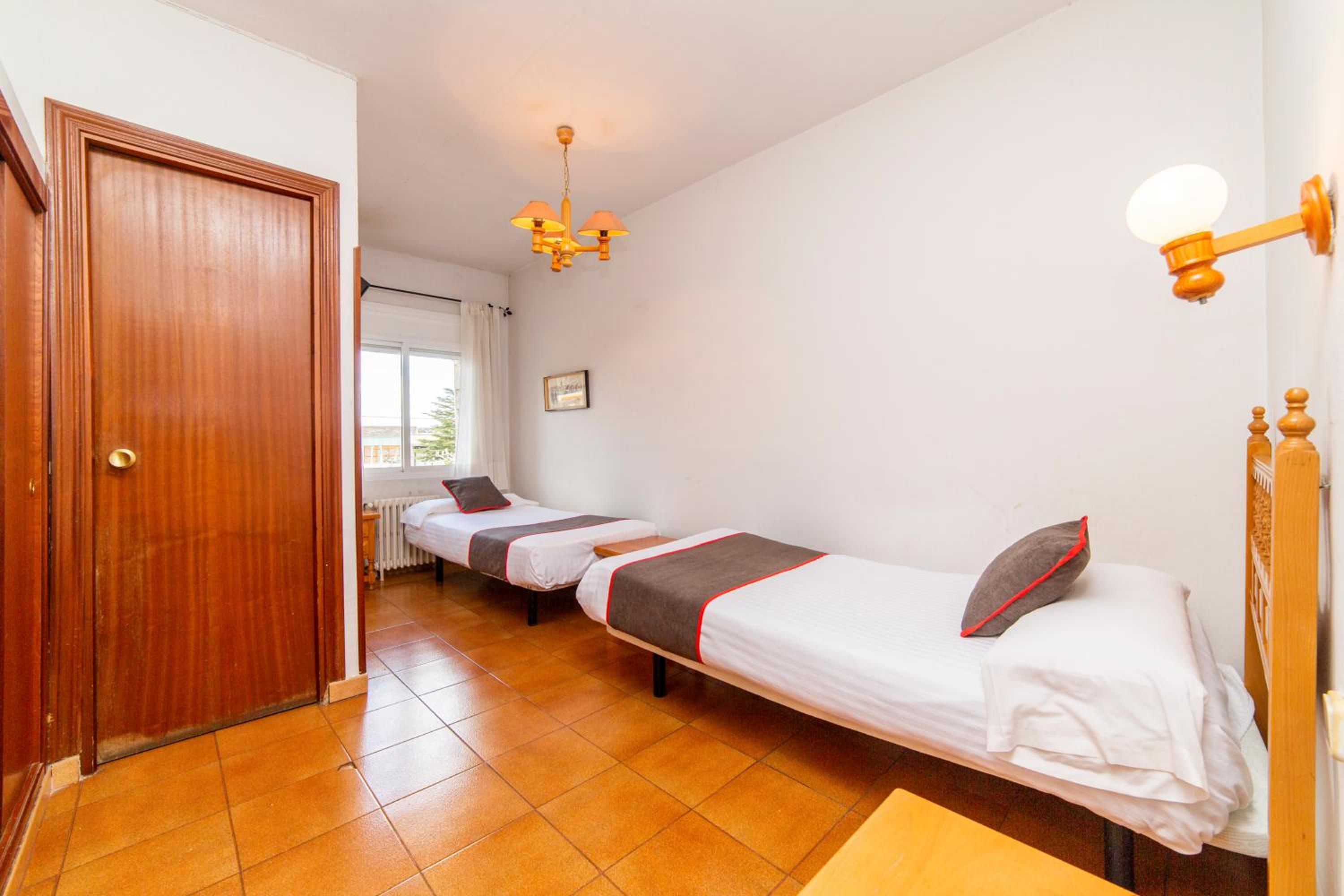 Twin Room - Photo 5