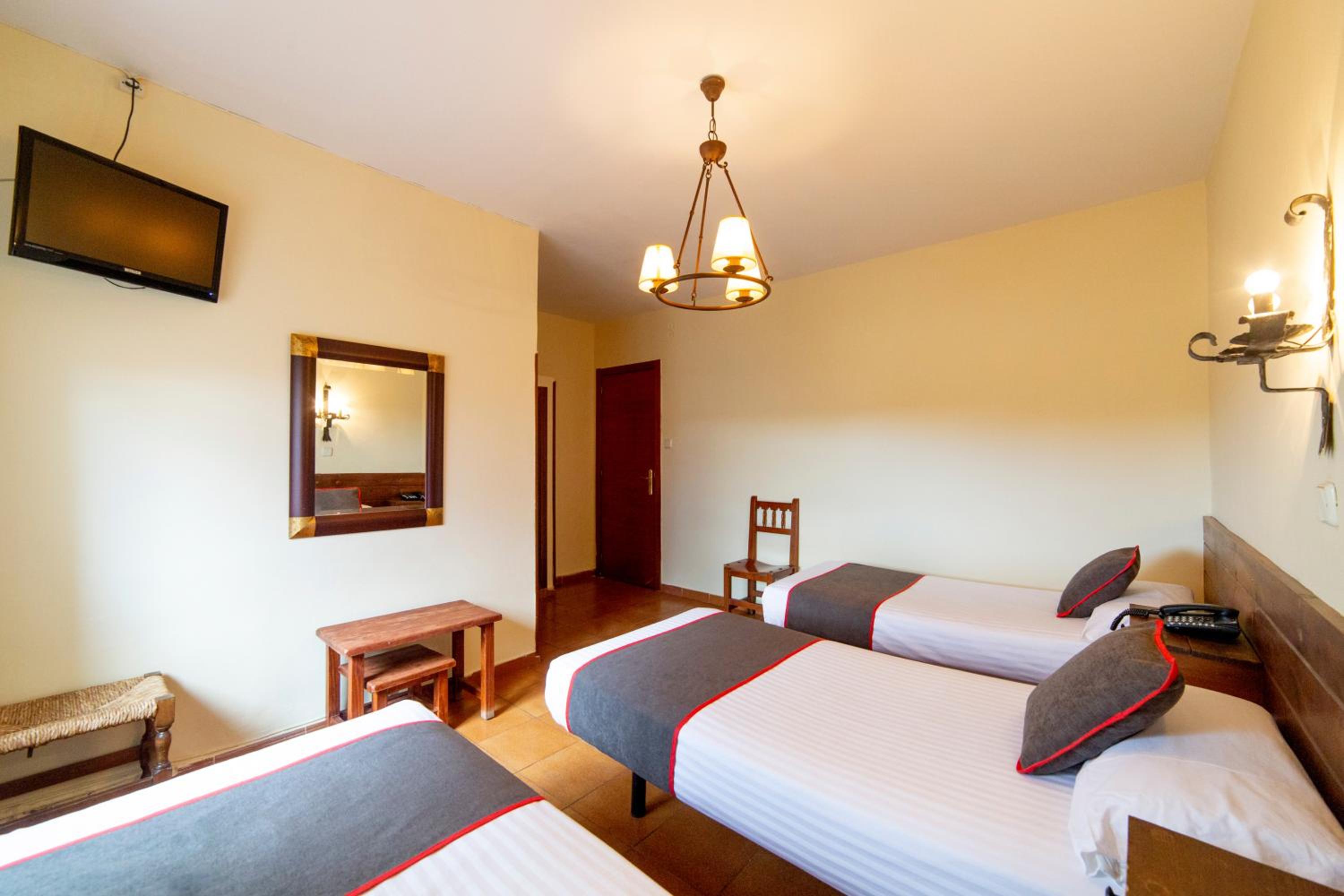 Twin Room with Extra Bed - Photo 5