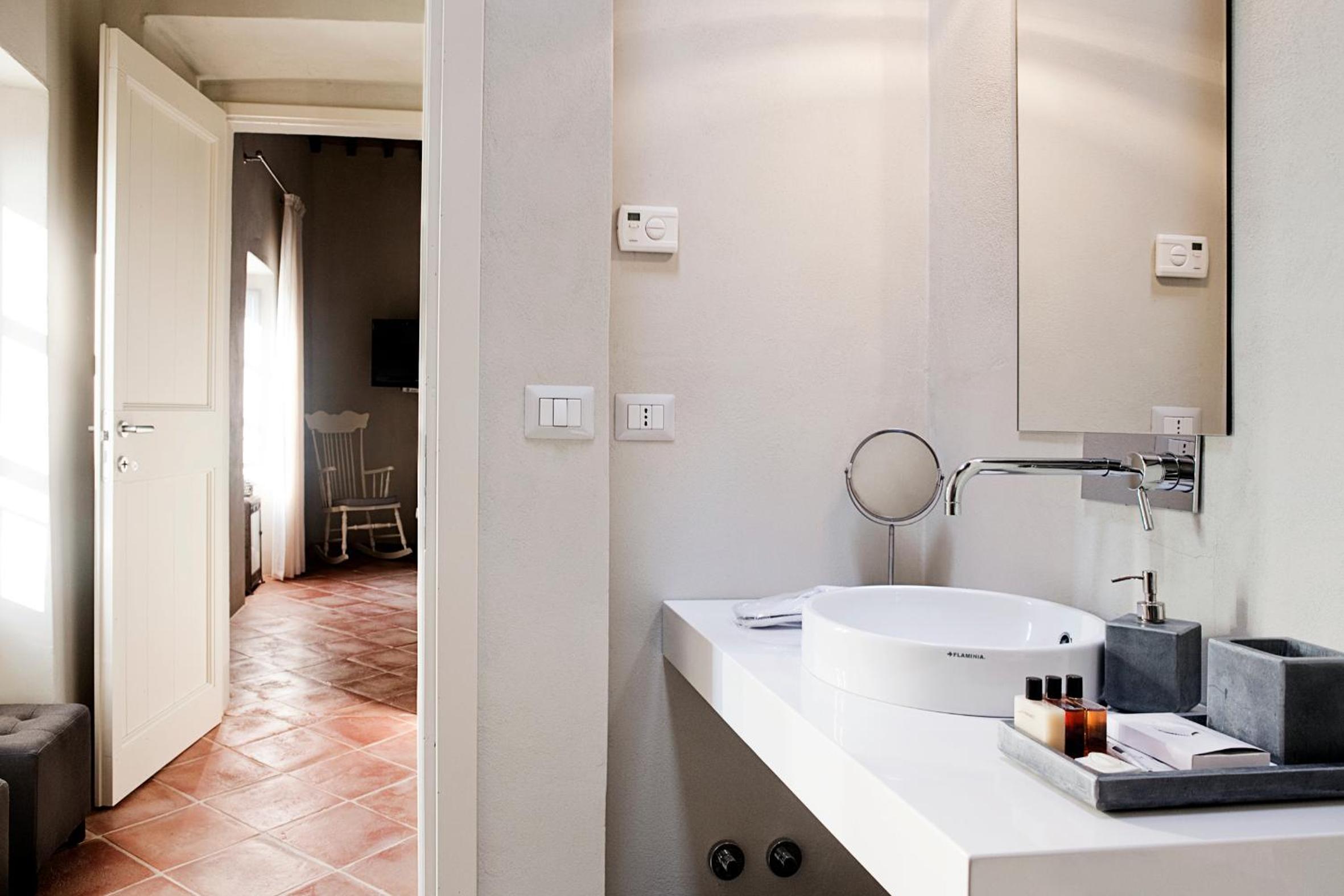 Deluxe Suite - Photo 16