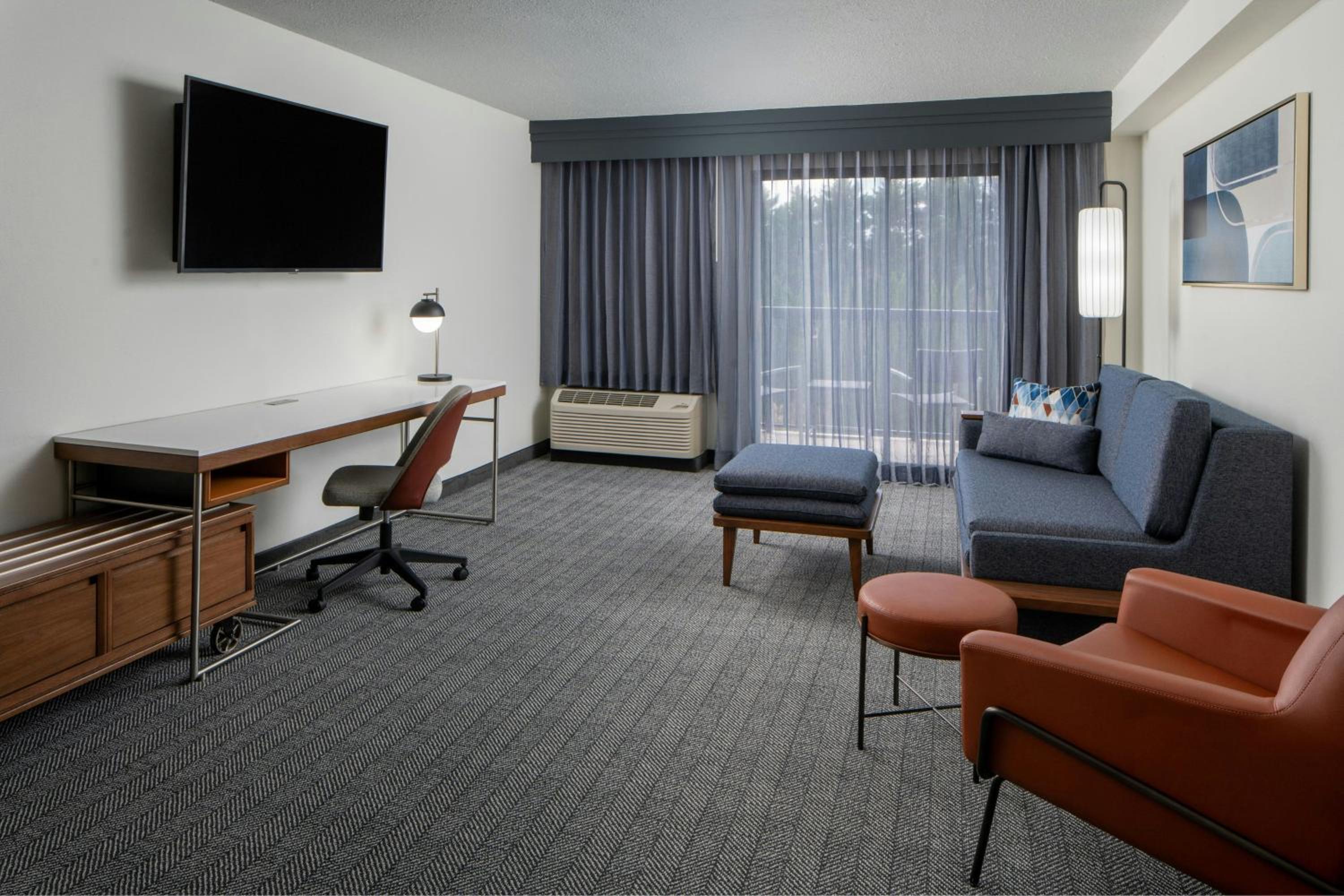 One-Bedroom King Suite with Bathtub and Sofa Bed - Mobility Access