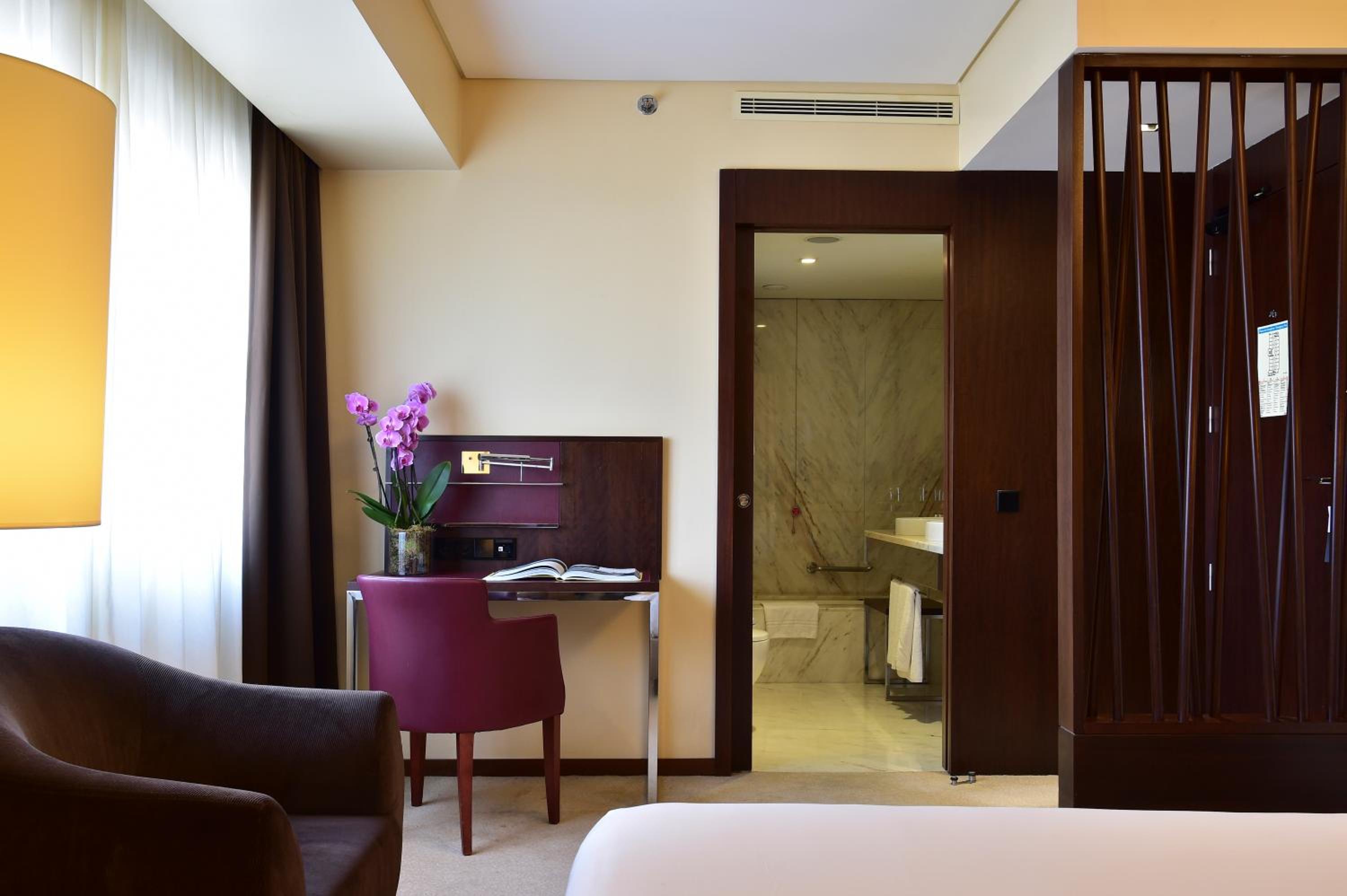 Executive Suite - Photo 1