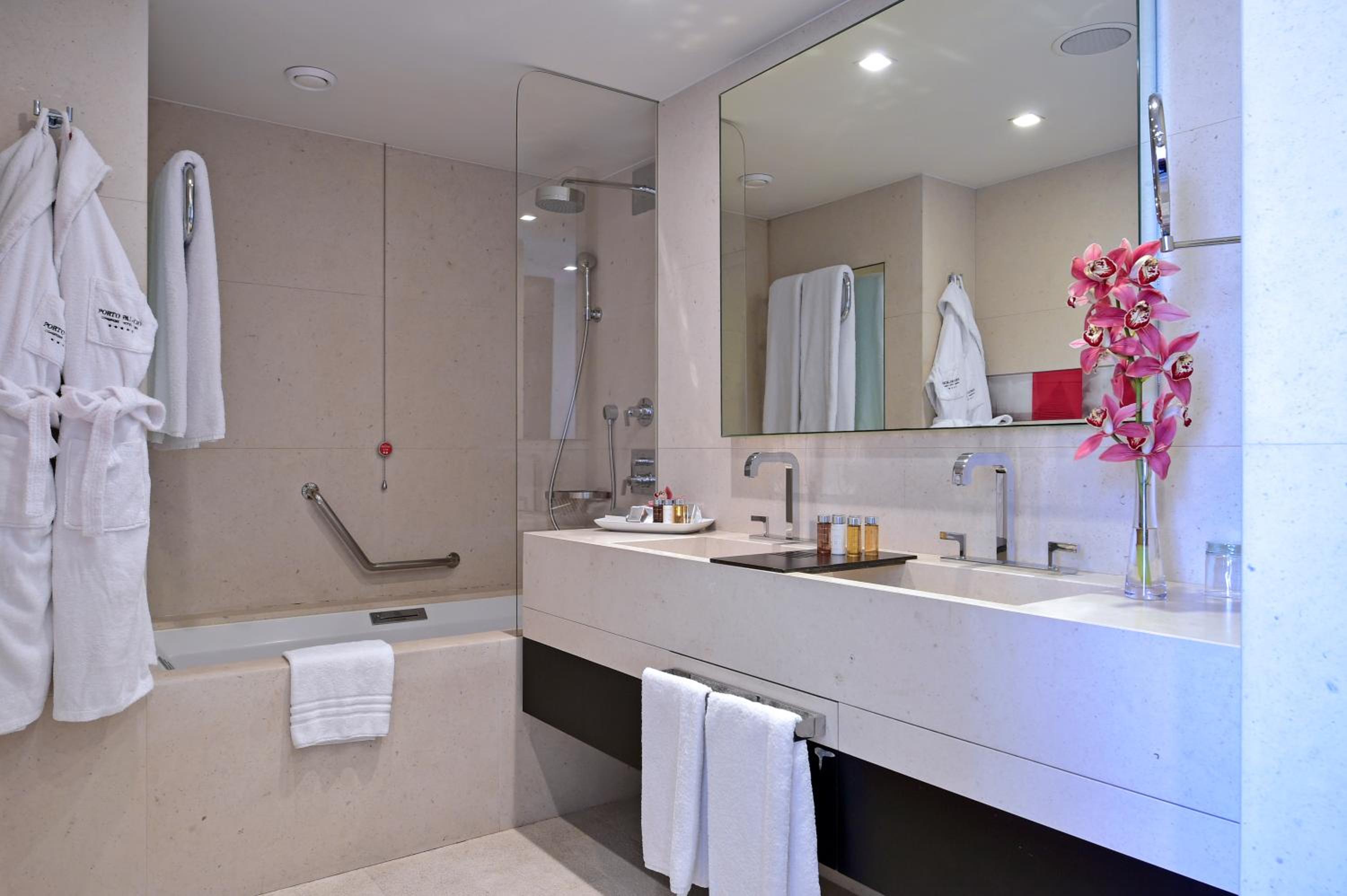 Deluxe Suite - Photo 6