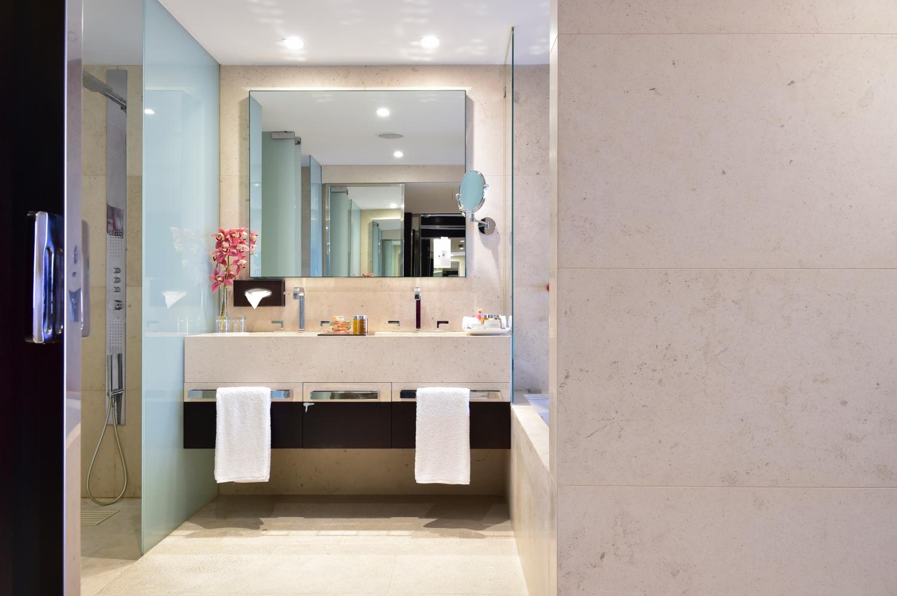 Superior Suite - Photo 5