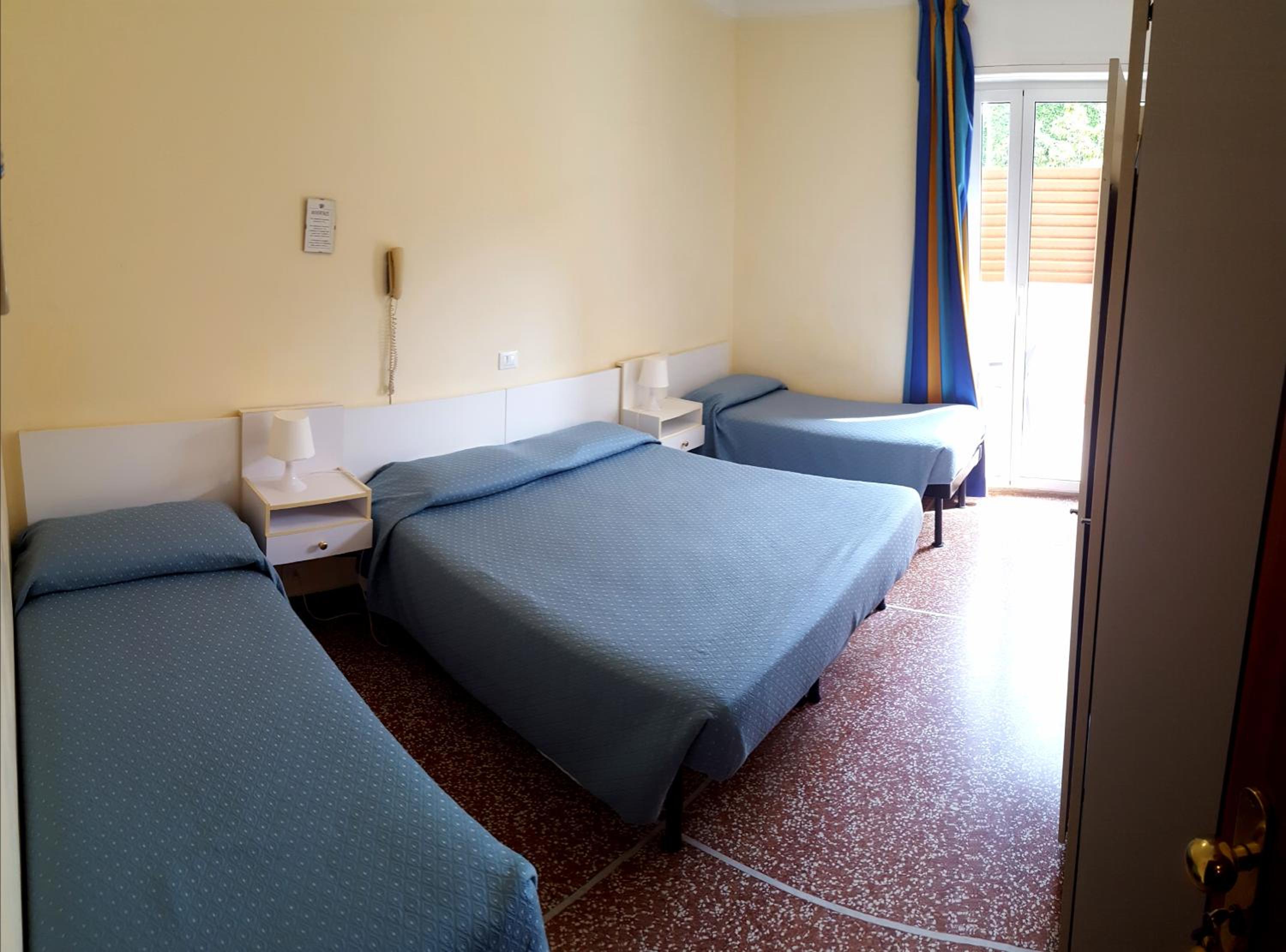 Quadruple Room with Private Bathroom - Photo 1