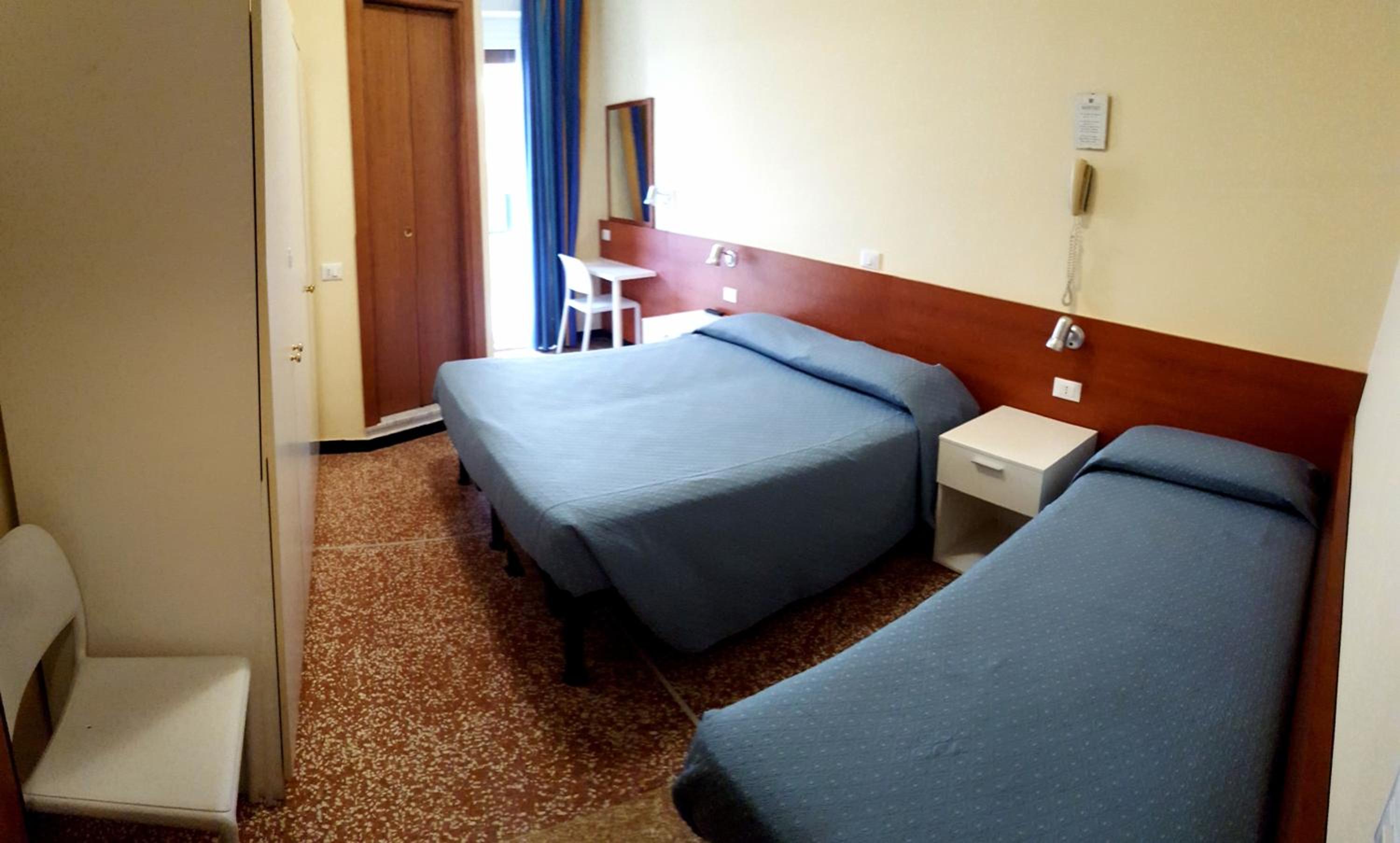 Triple Room with Private Bathroom - Photo 3