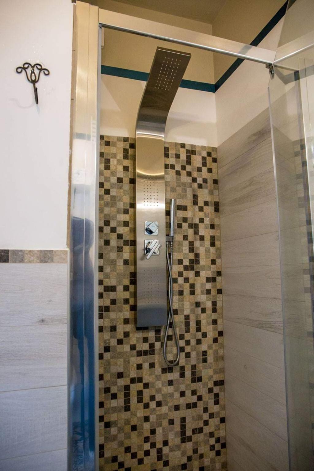Deluxe Double Room with Balcony - Photo 5