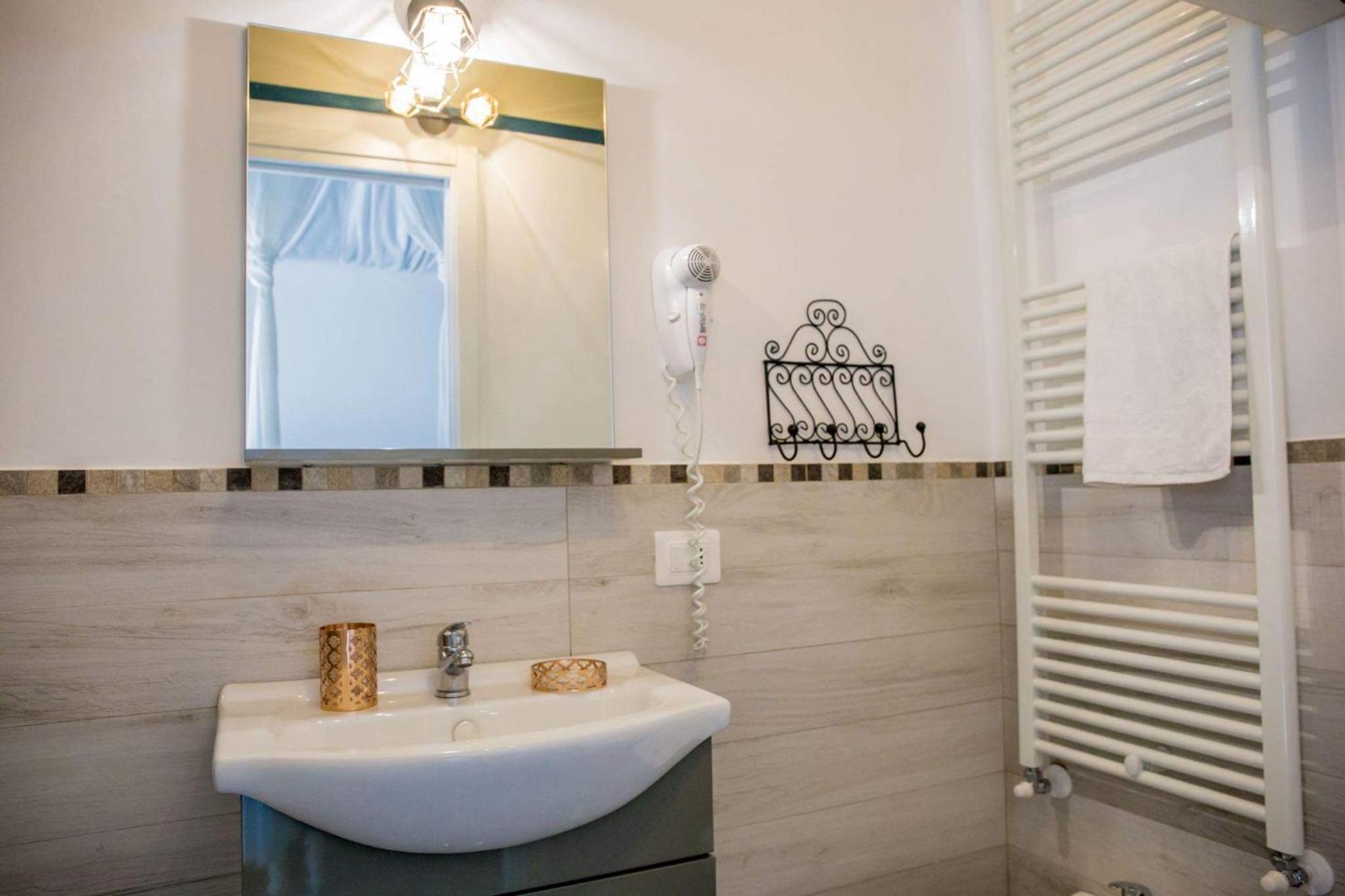 Deluxe Double Room with Balcony - Photo 4