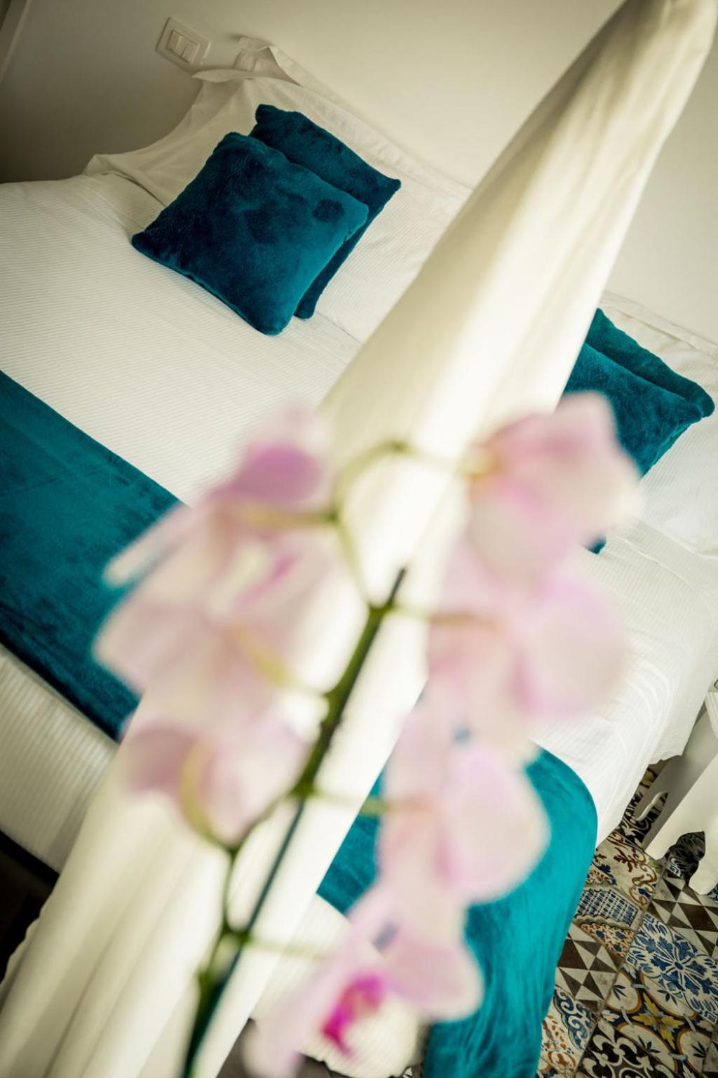 Deluxe Double Room with Balcony - Photo 3