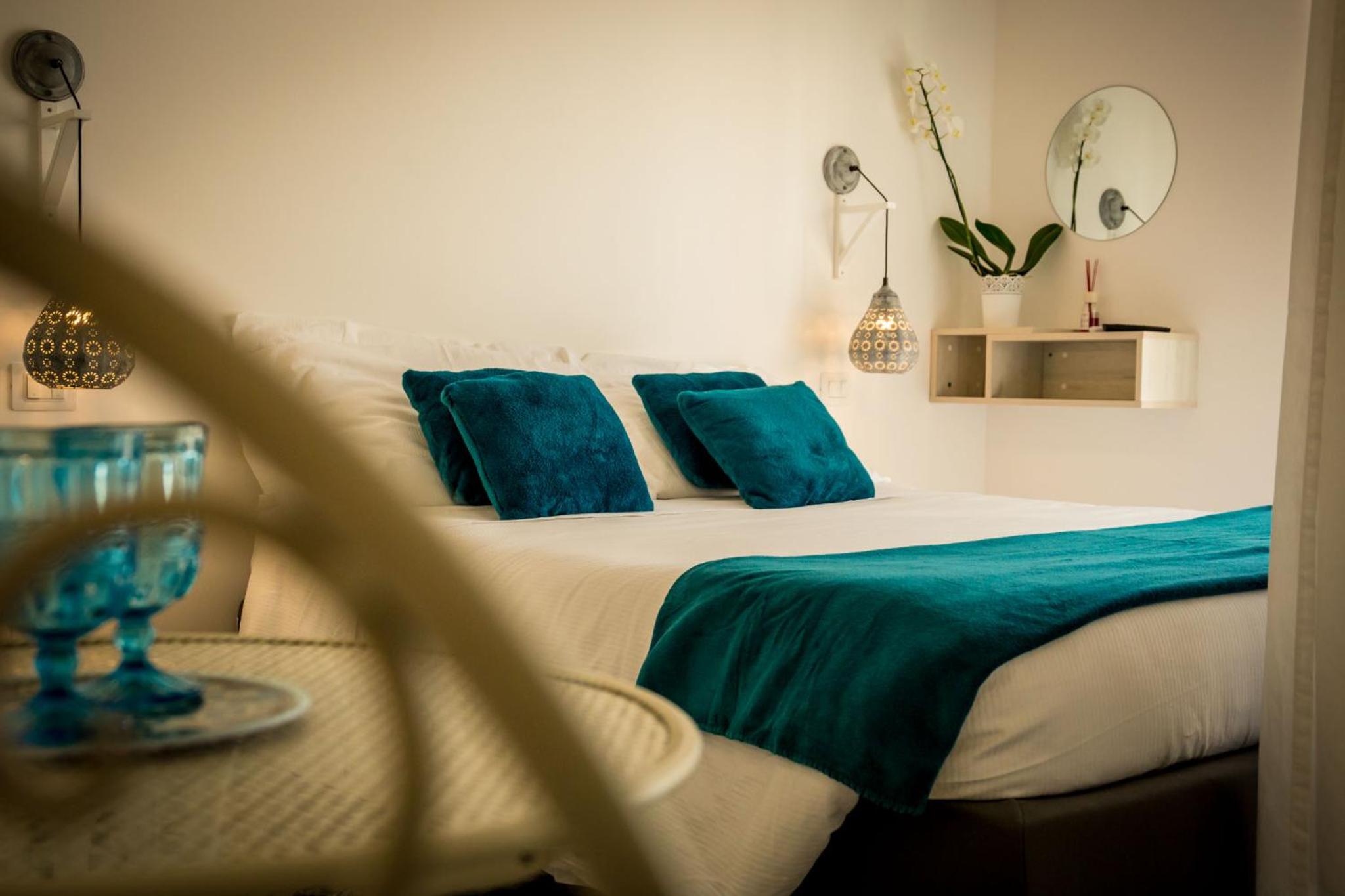 Deluxe Double Room with Balcony - Photo 7