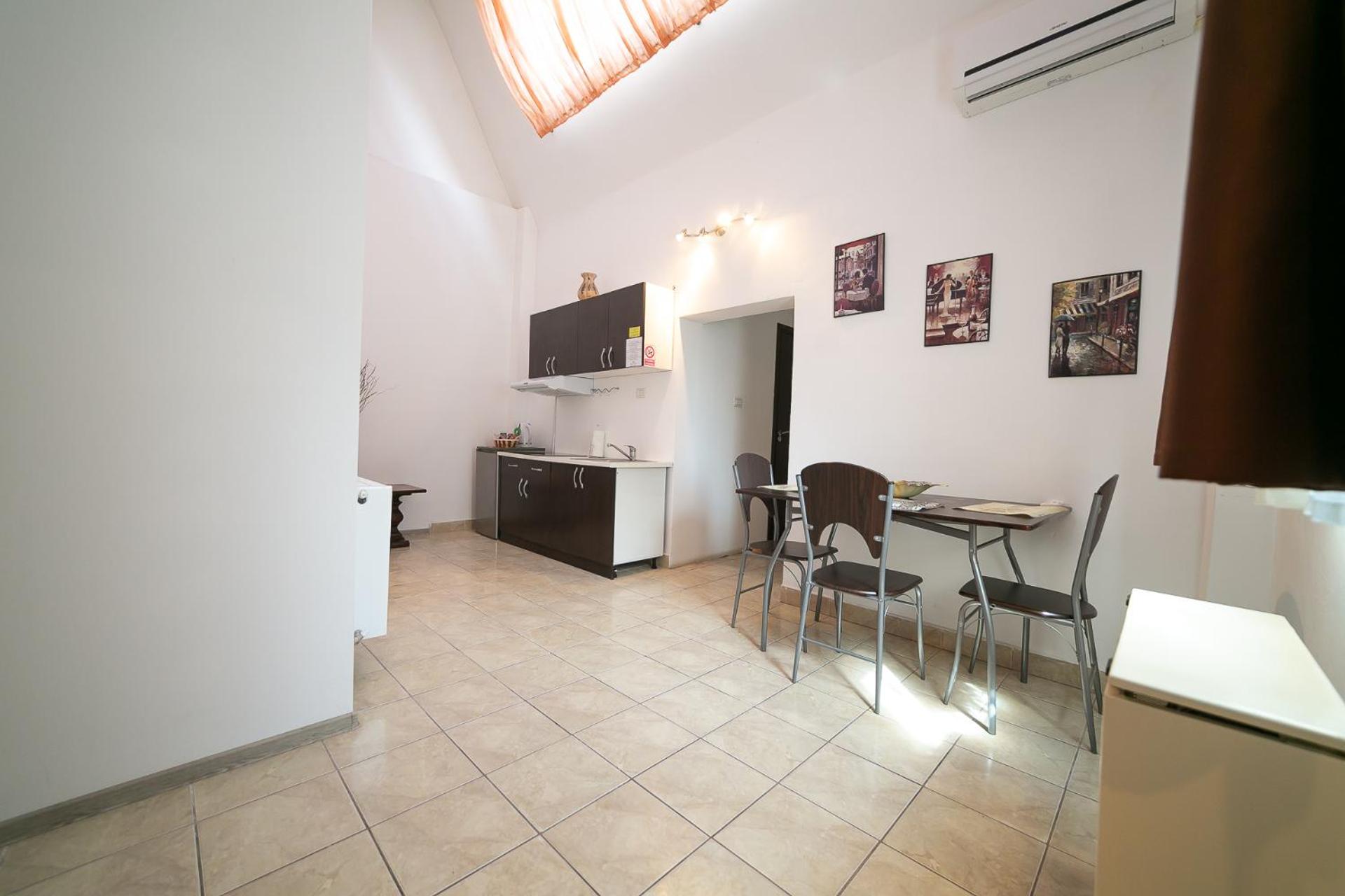 Apartment - Ground Floor - Photo 2