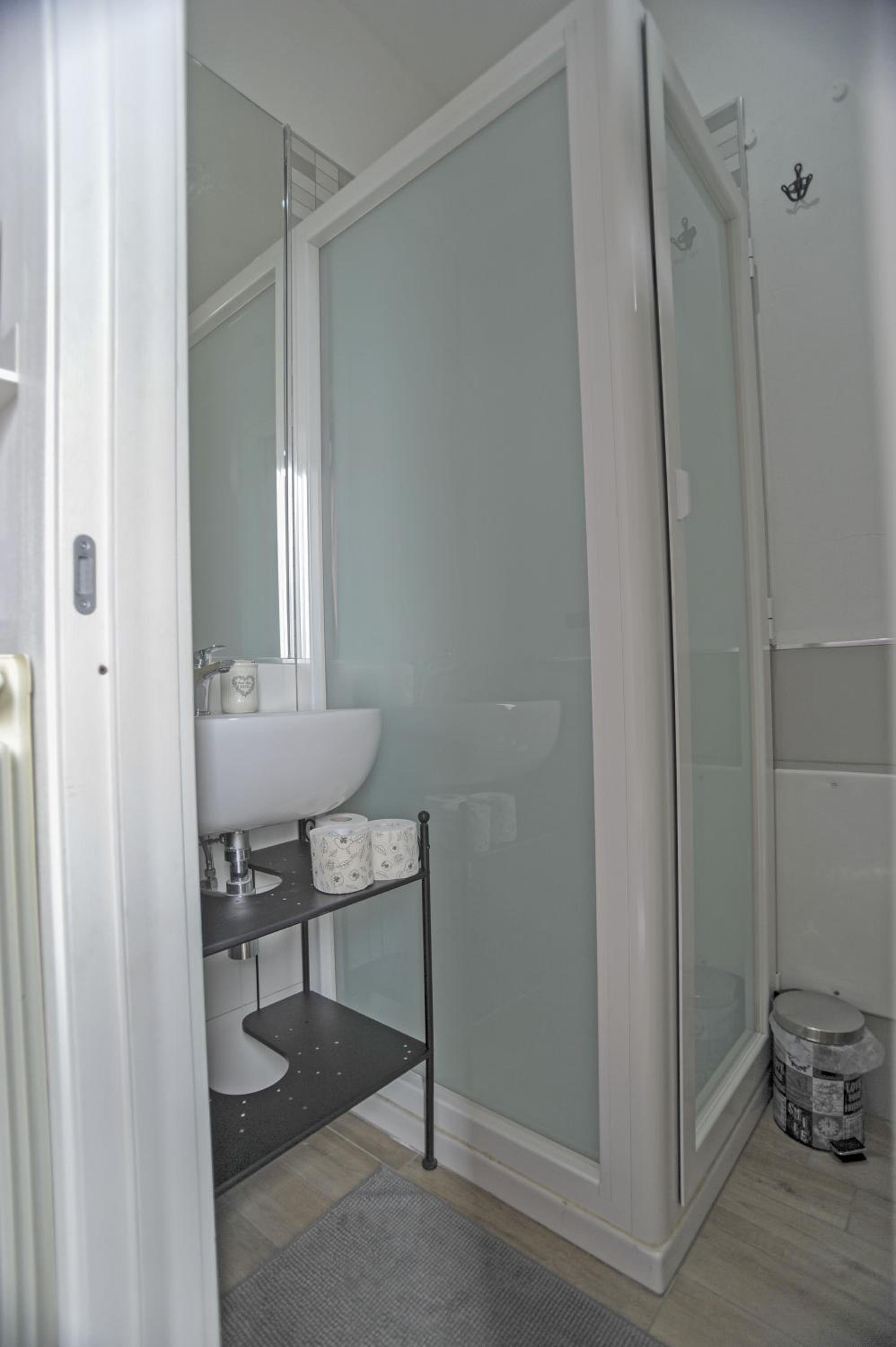 Quadruple Room with Balcony - Photo 9